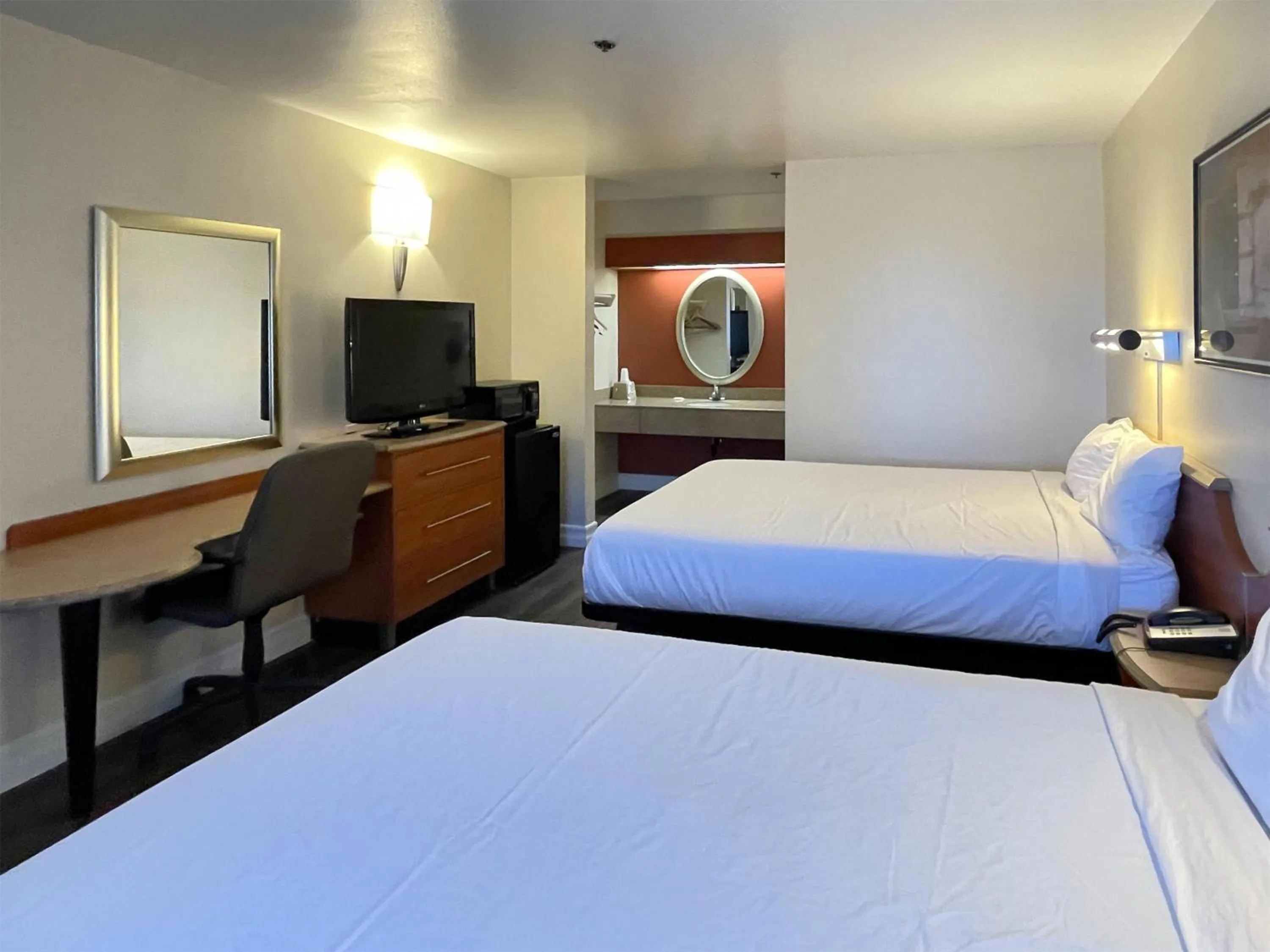 Lounge or bar, Bed in Motel 6 Barstow, CA I15 and Lenwood Road