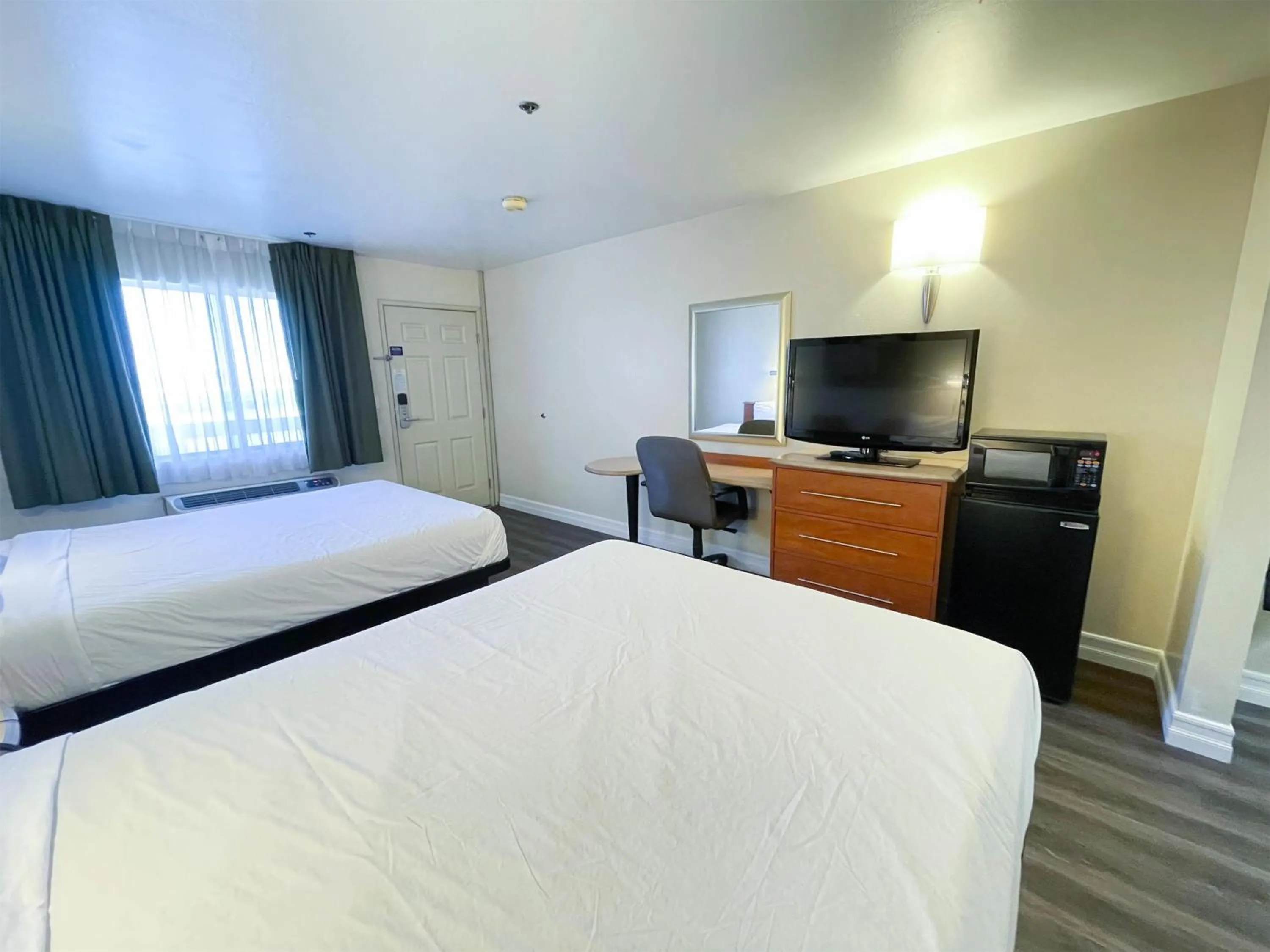 Lounge or bar, Bed in Motel 6 Barstow, CA I15 and Lenwood Road