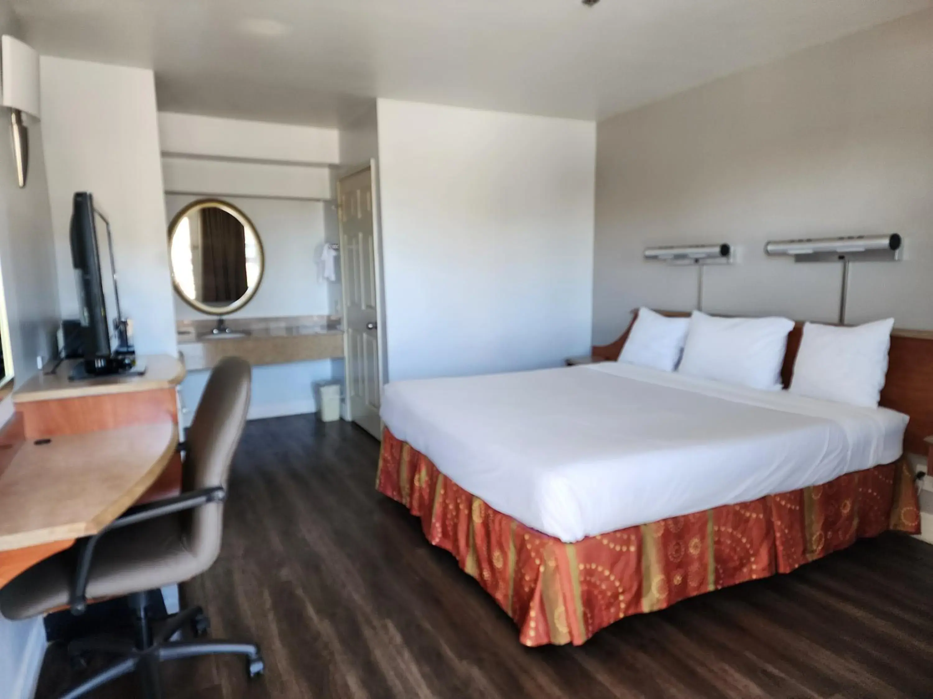 Standard King Room - Non-Smoking in Motel 6 Barstow, CA I15 and Lenwood Road Standard King Room - Non-Smoking in Motel 6 Barstow, CA I15 and Lenwood Road