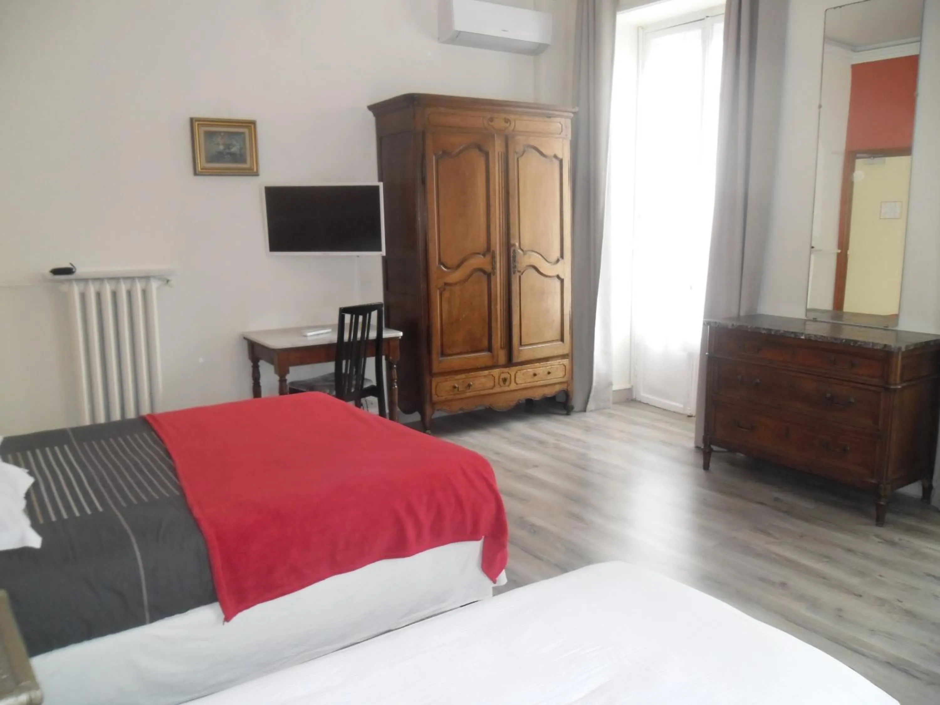 Photo of the whole room in Villa Eden