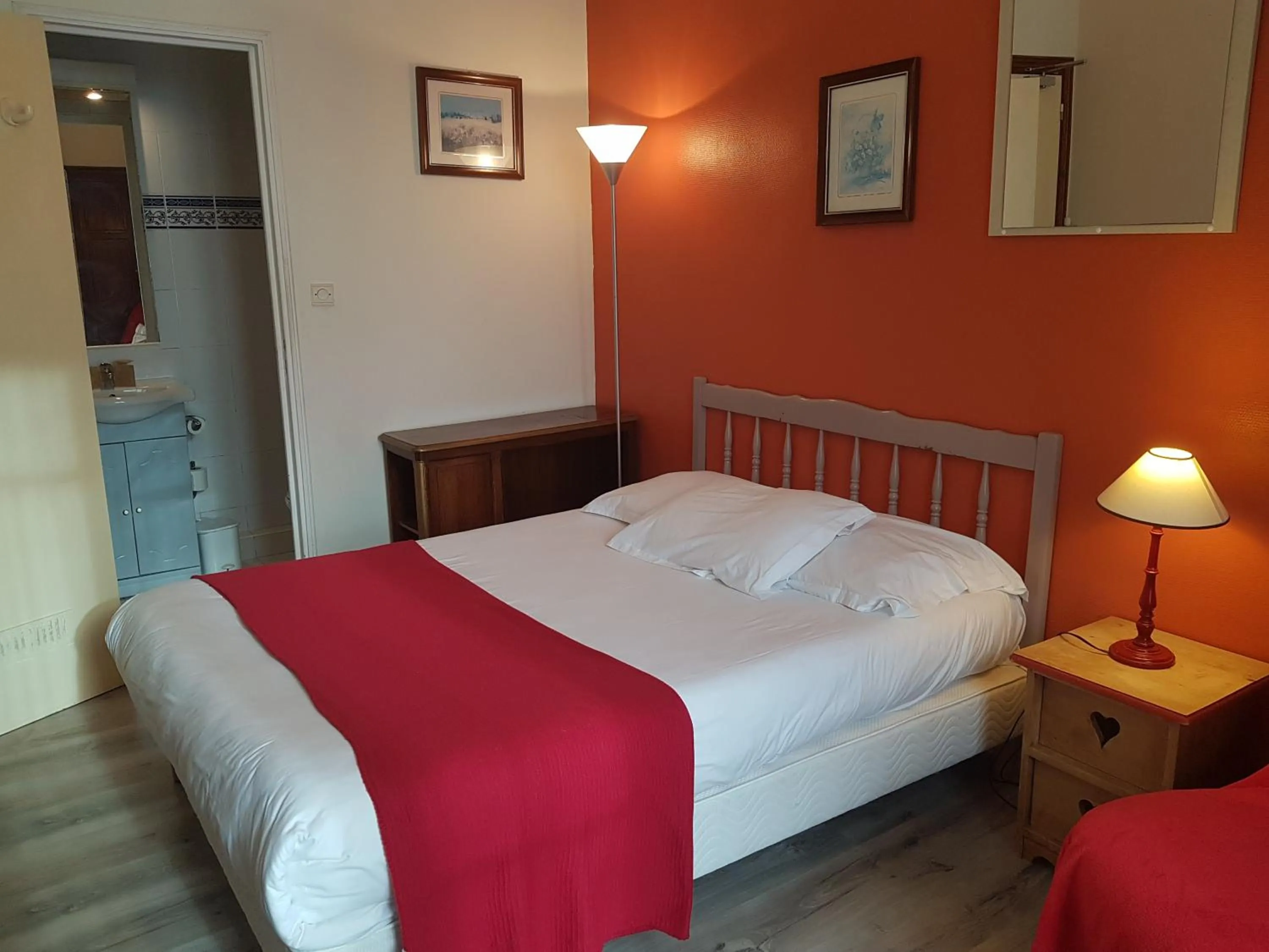 Photo of the whole room in Villa Eden