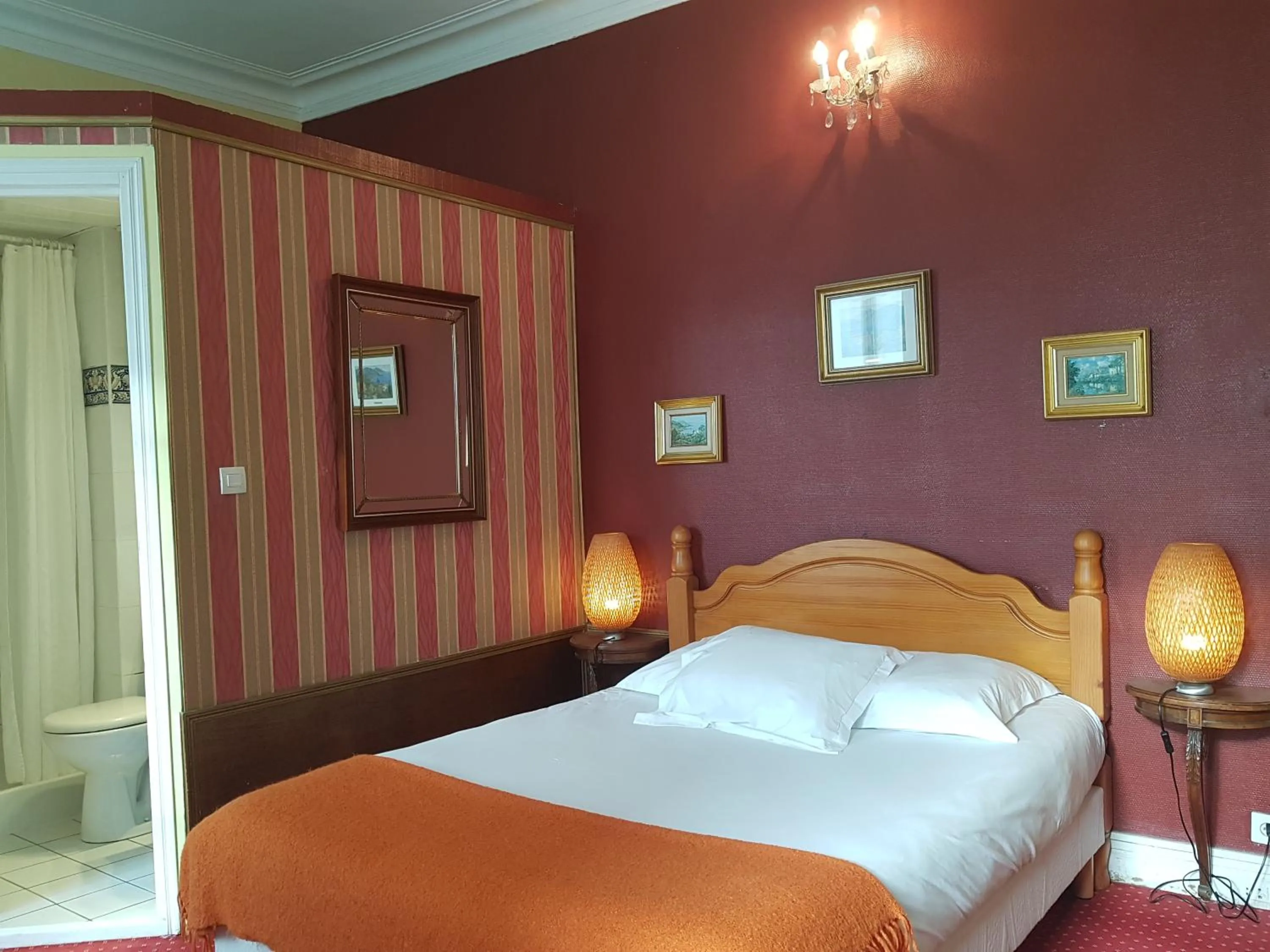 Photo of the whole room in Villa Eden