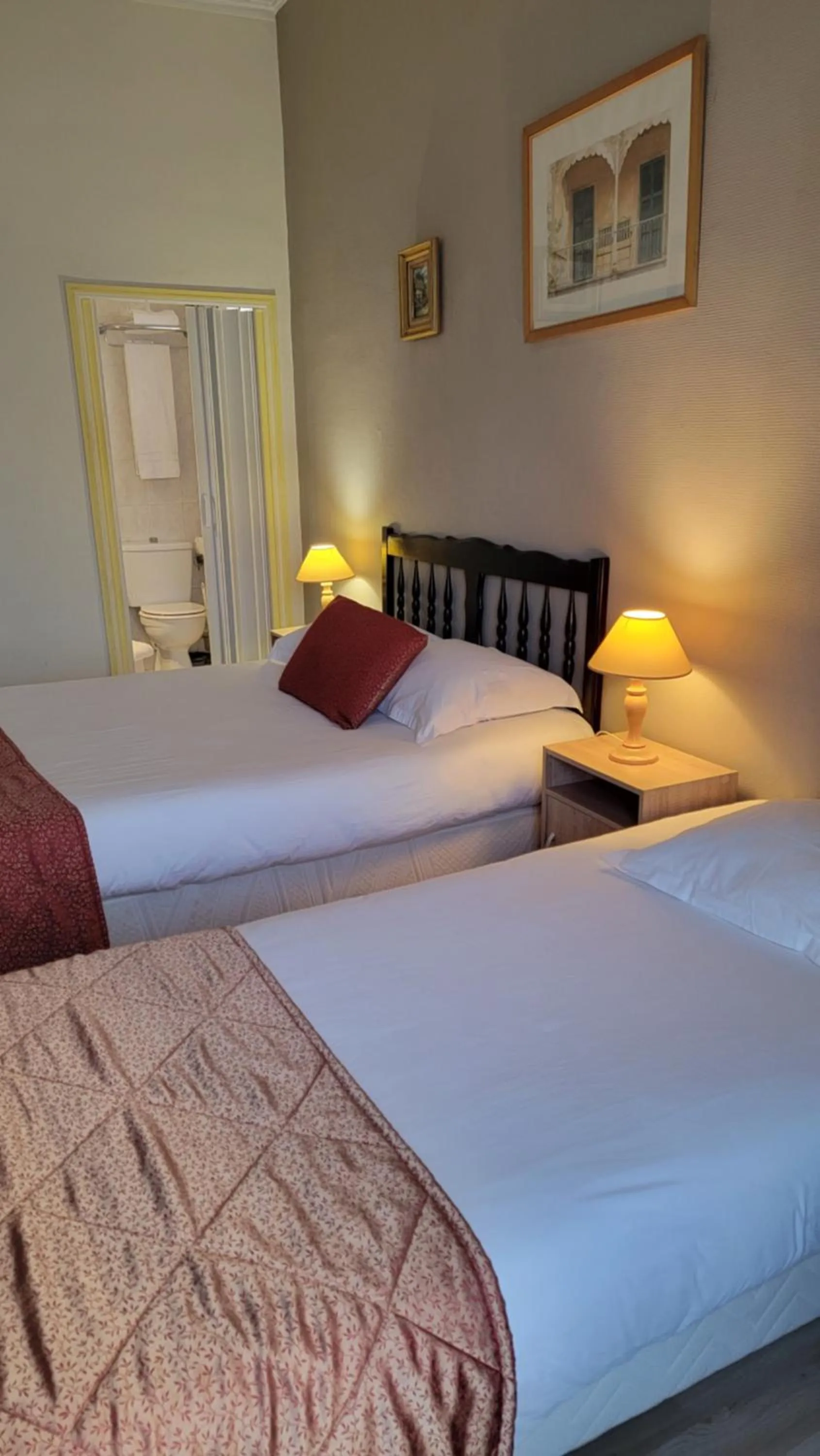 Photo of the whole room in Villa Eden