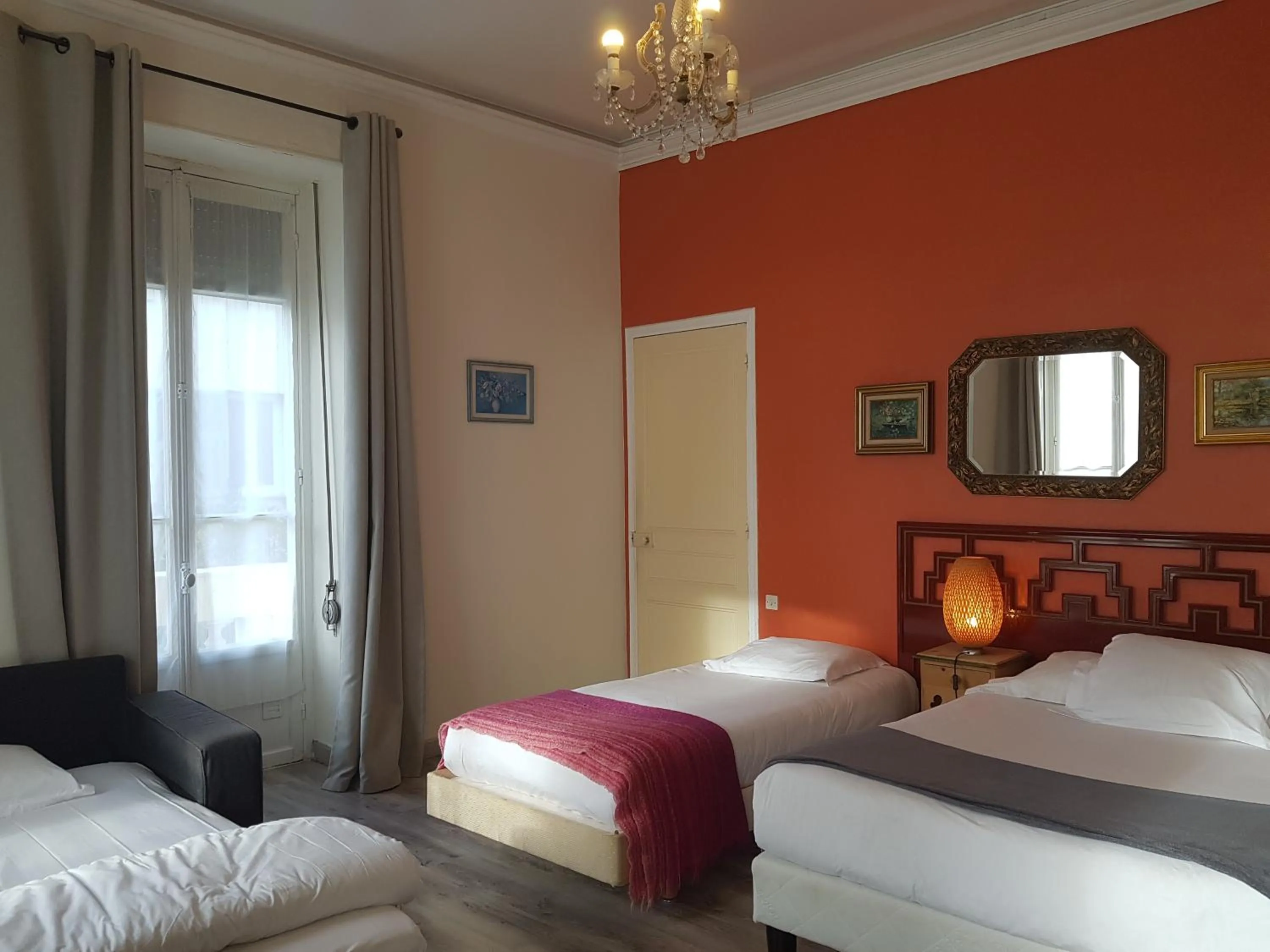 Photo of the whole room in Villa Eden