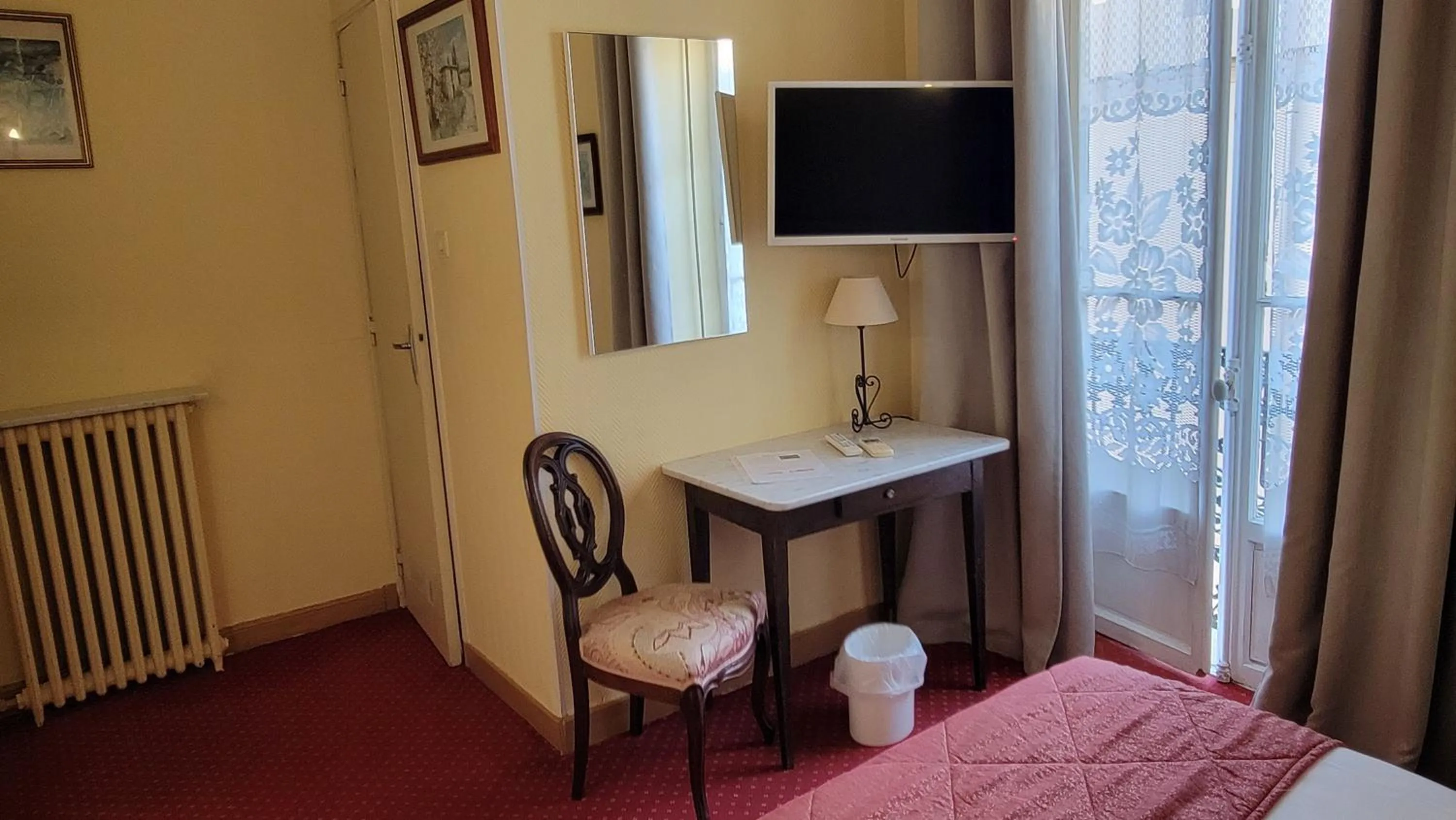 Photo of the whole room in Villa Eden