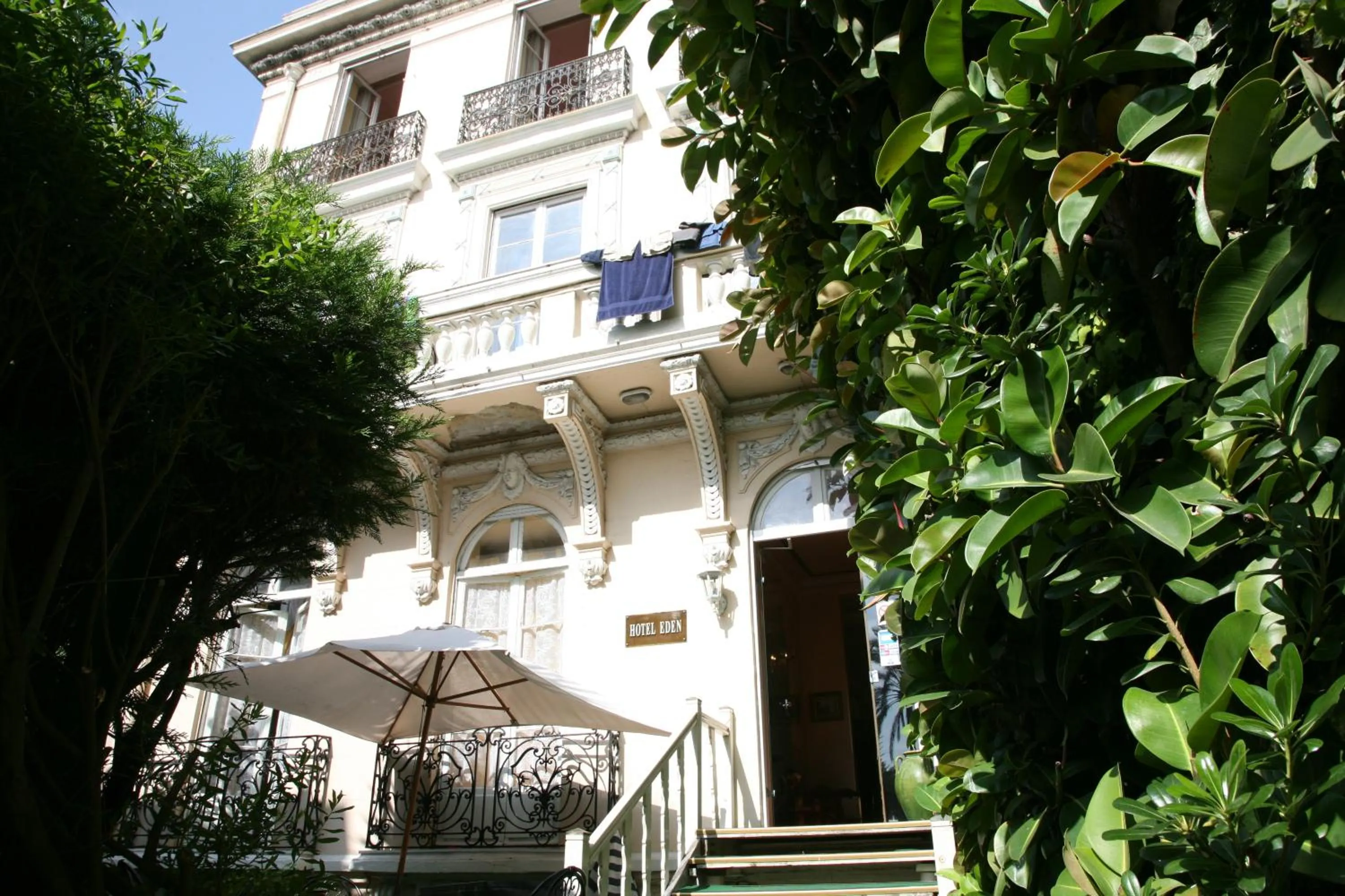 Facade/entrance in Villa Eden