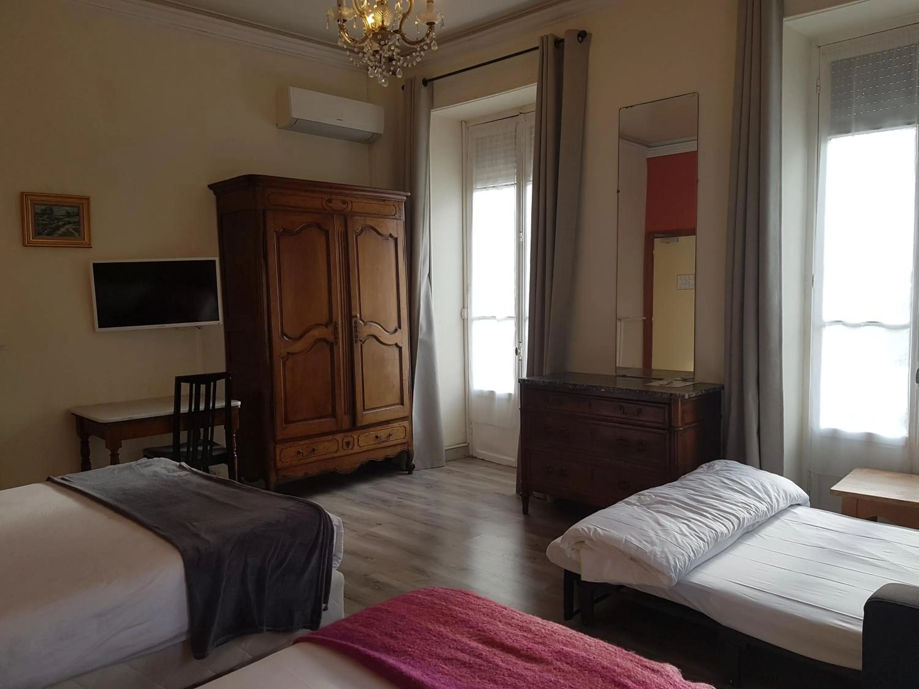 Photo of the whole room in Villa Eden