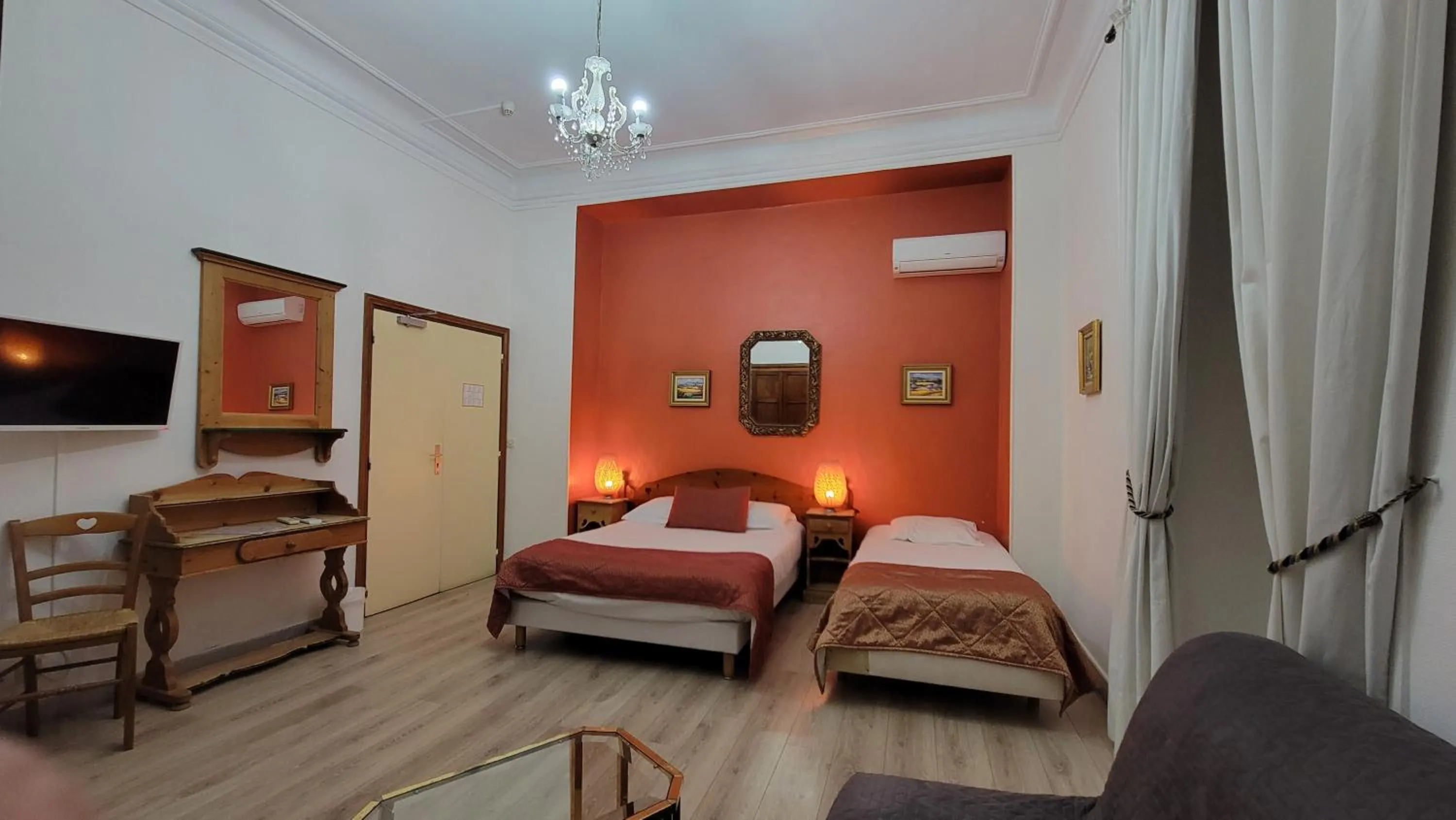 Photo of the whole room in Villa Eden