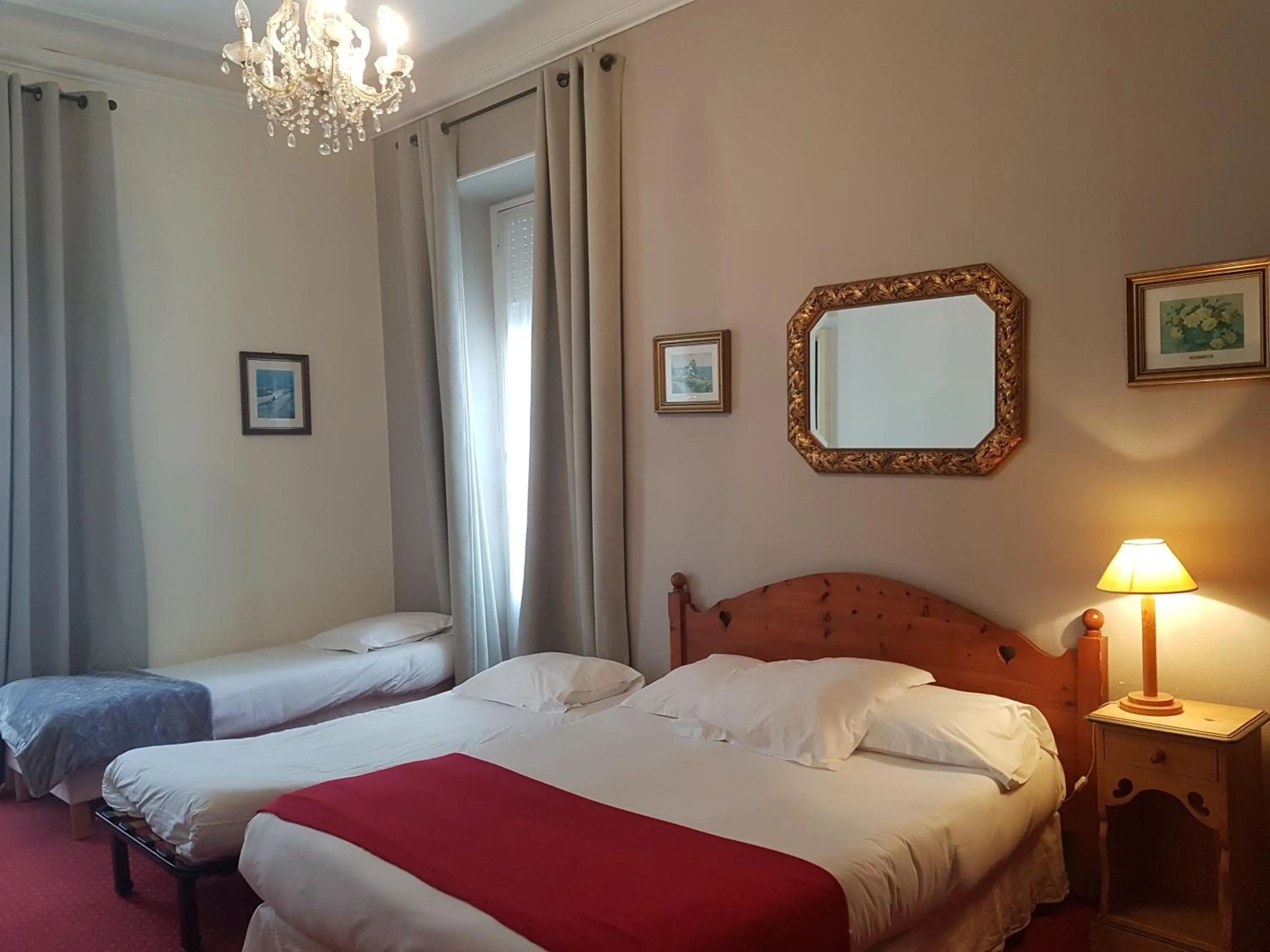 Photo of the whole room in Villa Eden