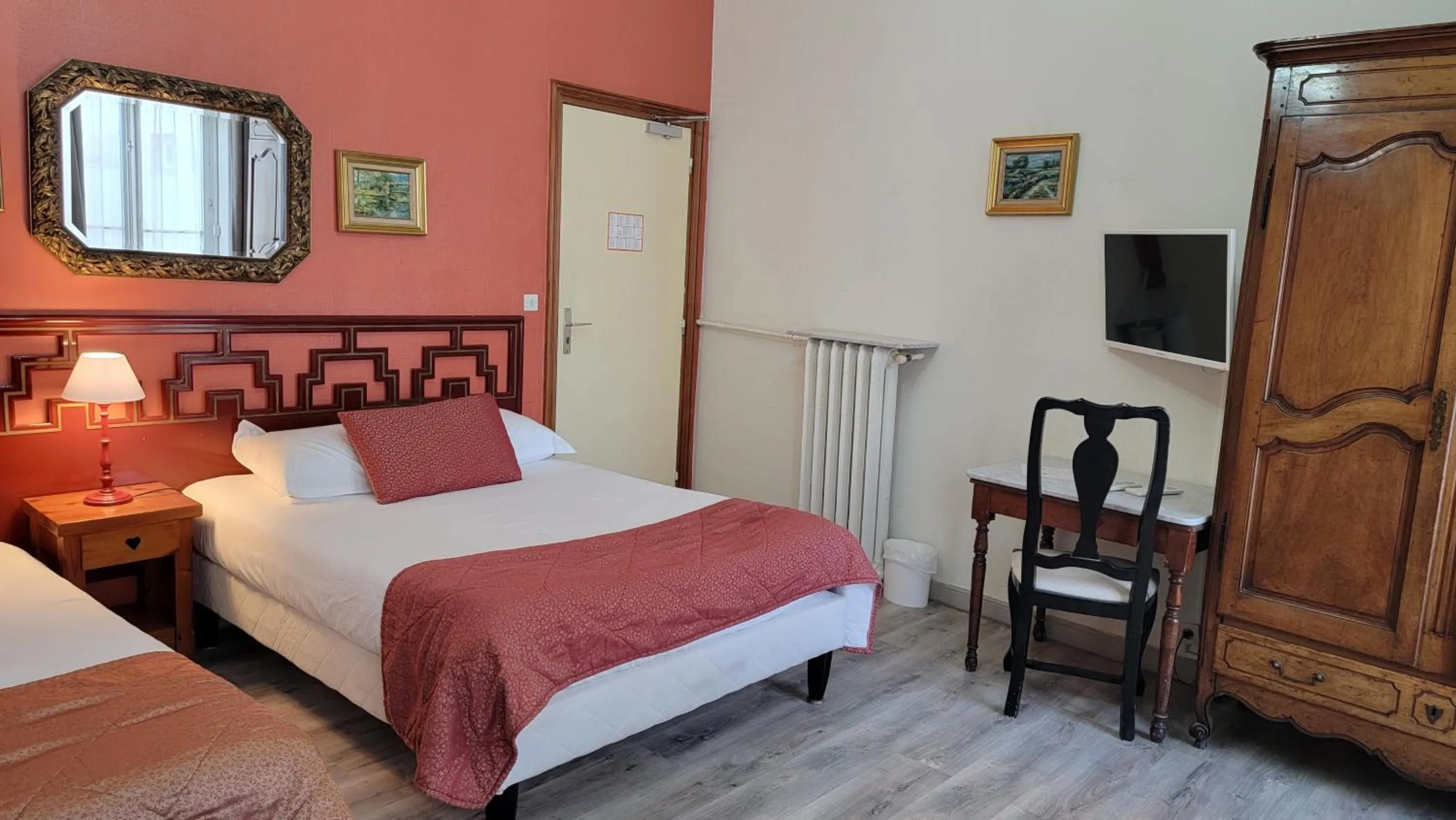 Photo of the whole room in Villa Eden