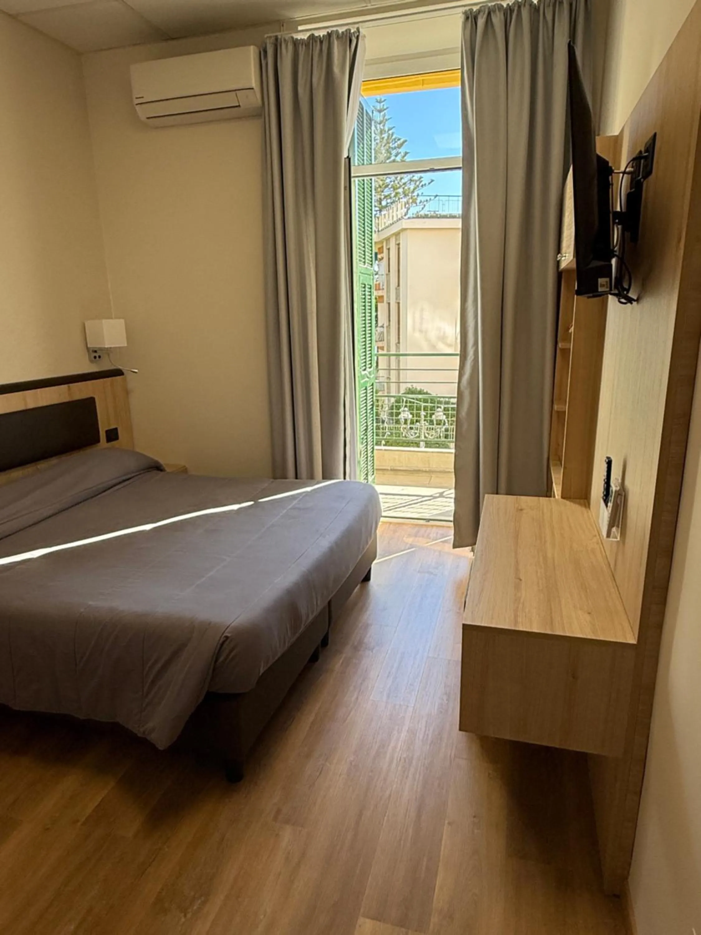 TV and multimedia, Bed in Hotel Esperia