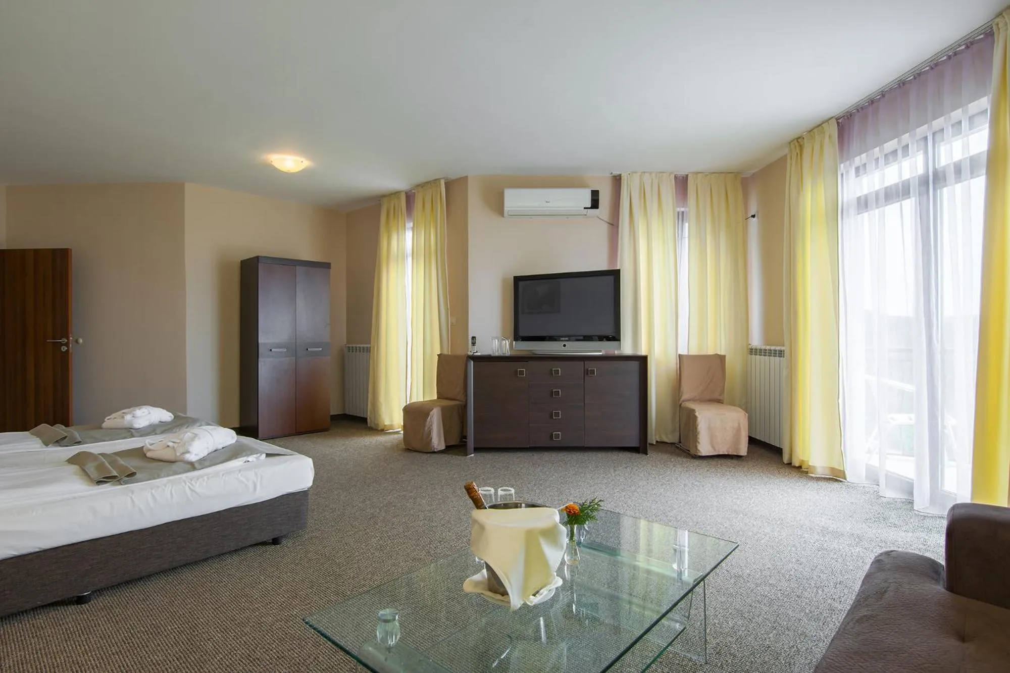 Photo of the whole room, Bed in Park Hotel Arbanassi