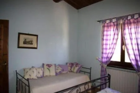 Photo of the whole room, Bed in Cardinal Girolamo