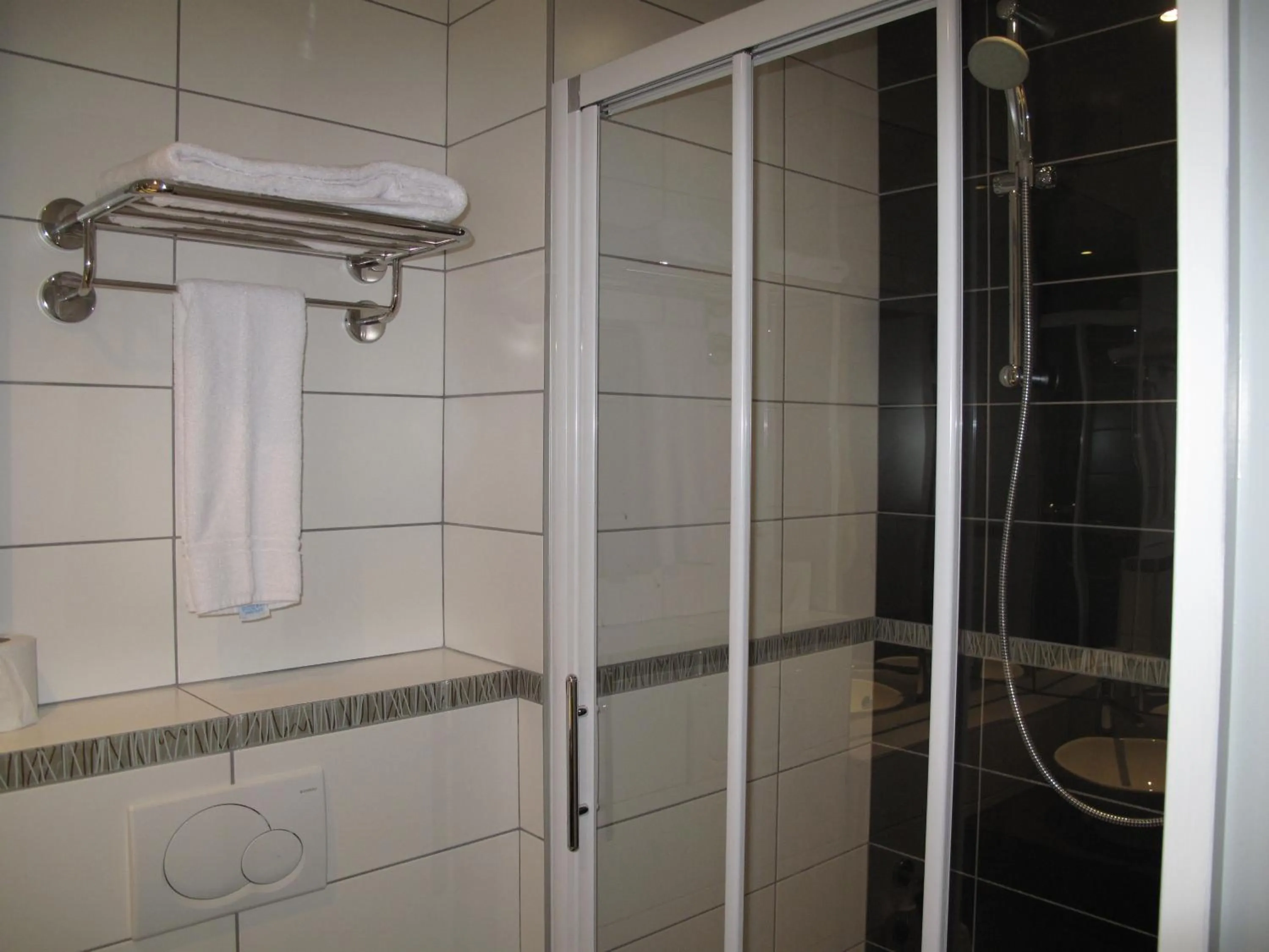 Bathroom in Source Hôtel