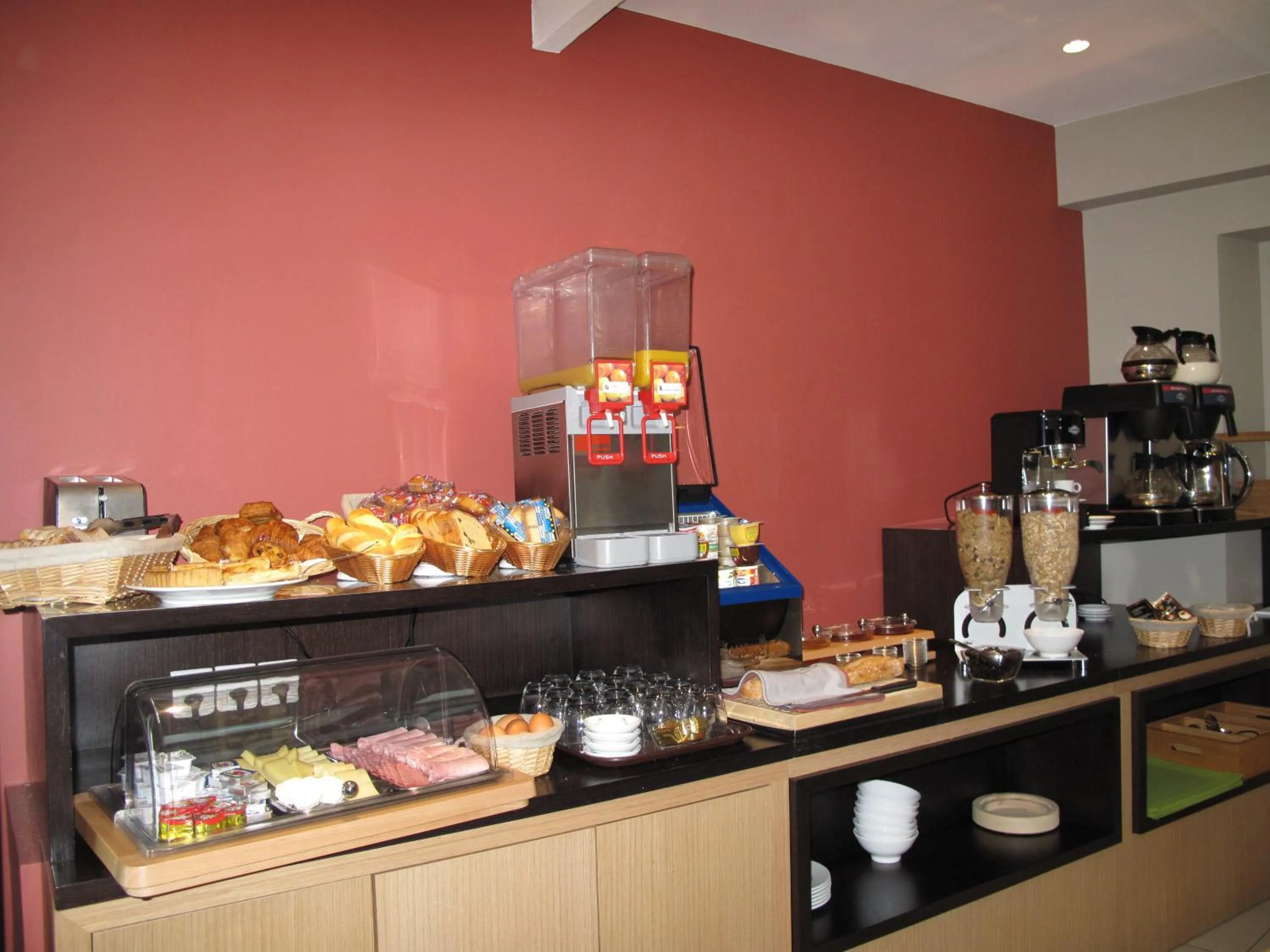 Restaurant/places to eat in Source Hôtel