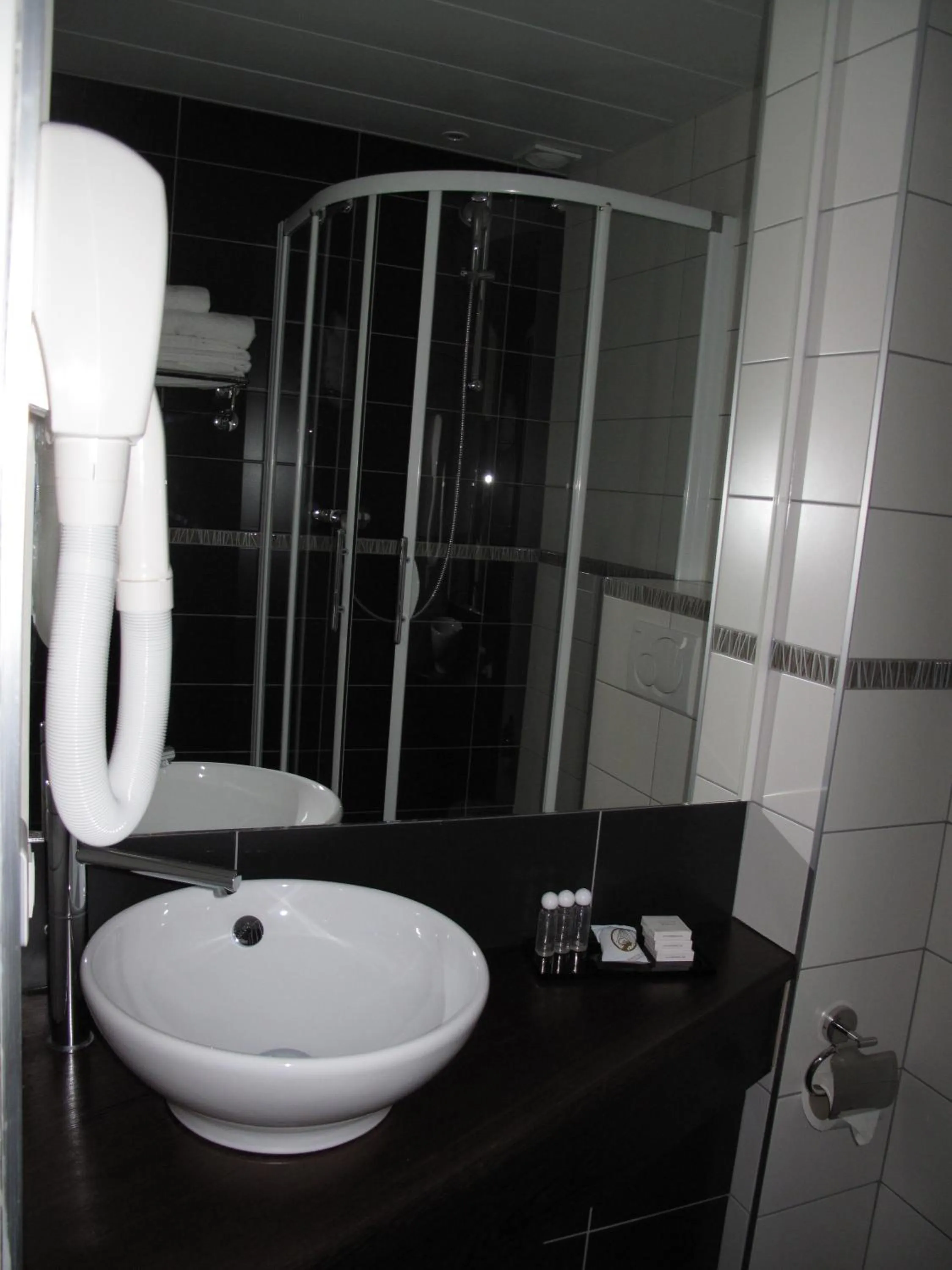 Bathroom in Source Hôtel