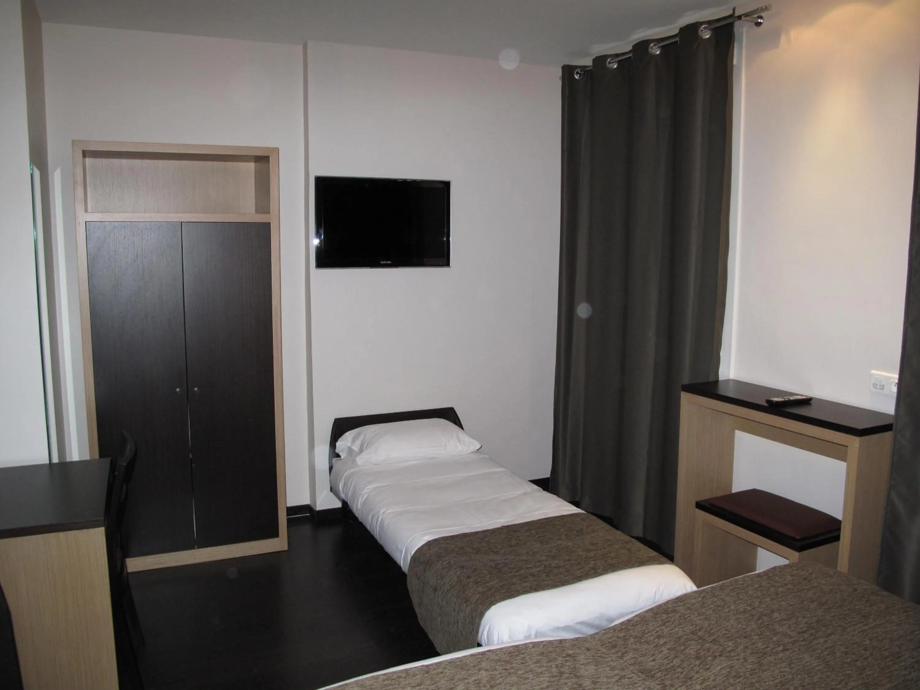 Bed in Source Hôtel