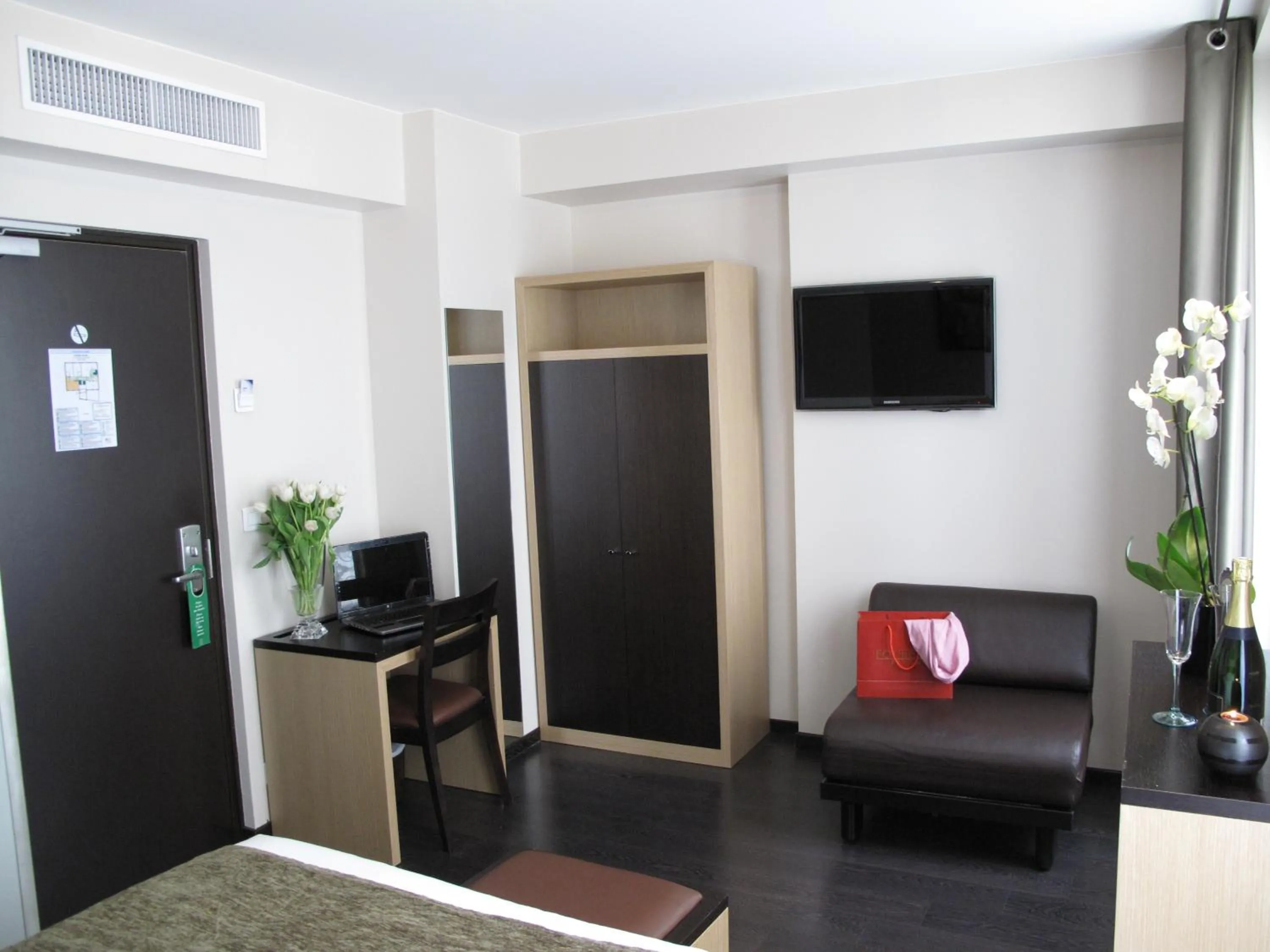 Photo of the whole room in Source Hôtel