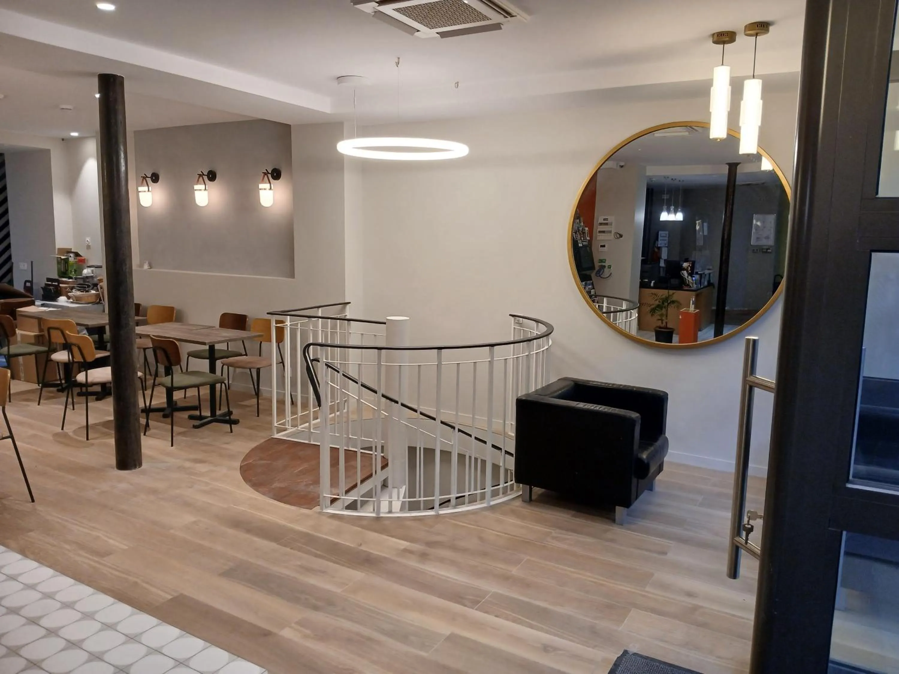 Restaurant/places to eat in Source Hôtel