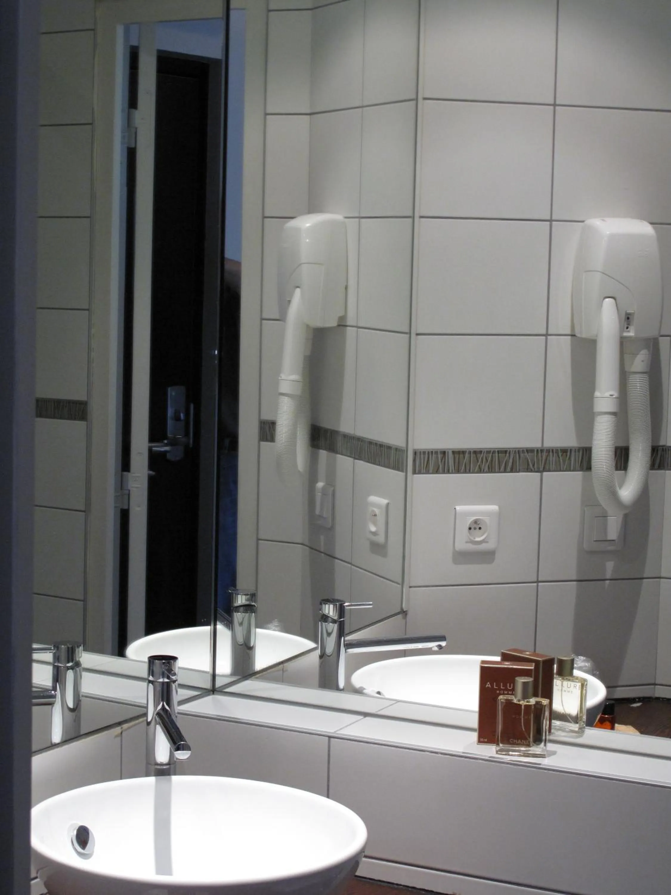 Bathroom in Source Hôtel