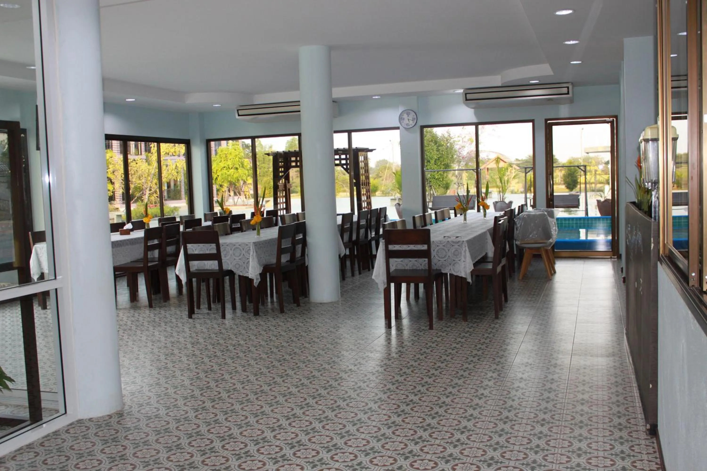 Restaurant/places to eat in Menam Resort