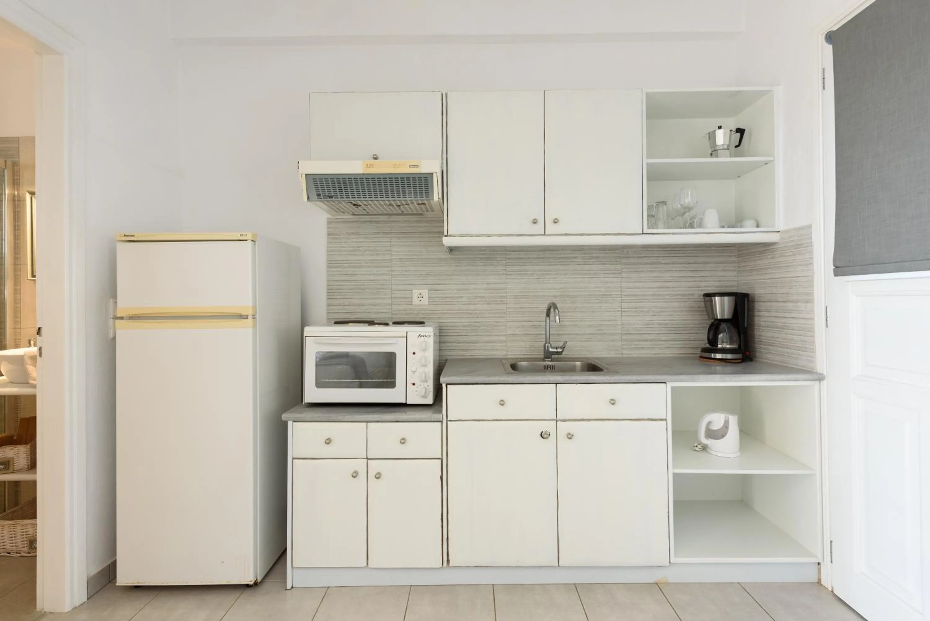 Coffee/tea facilities in Anixis Studios Aliki Paros