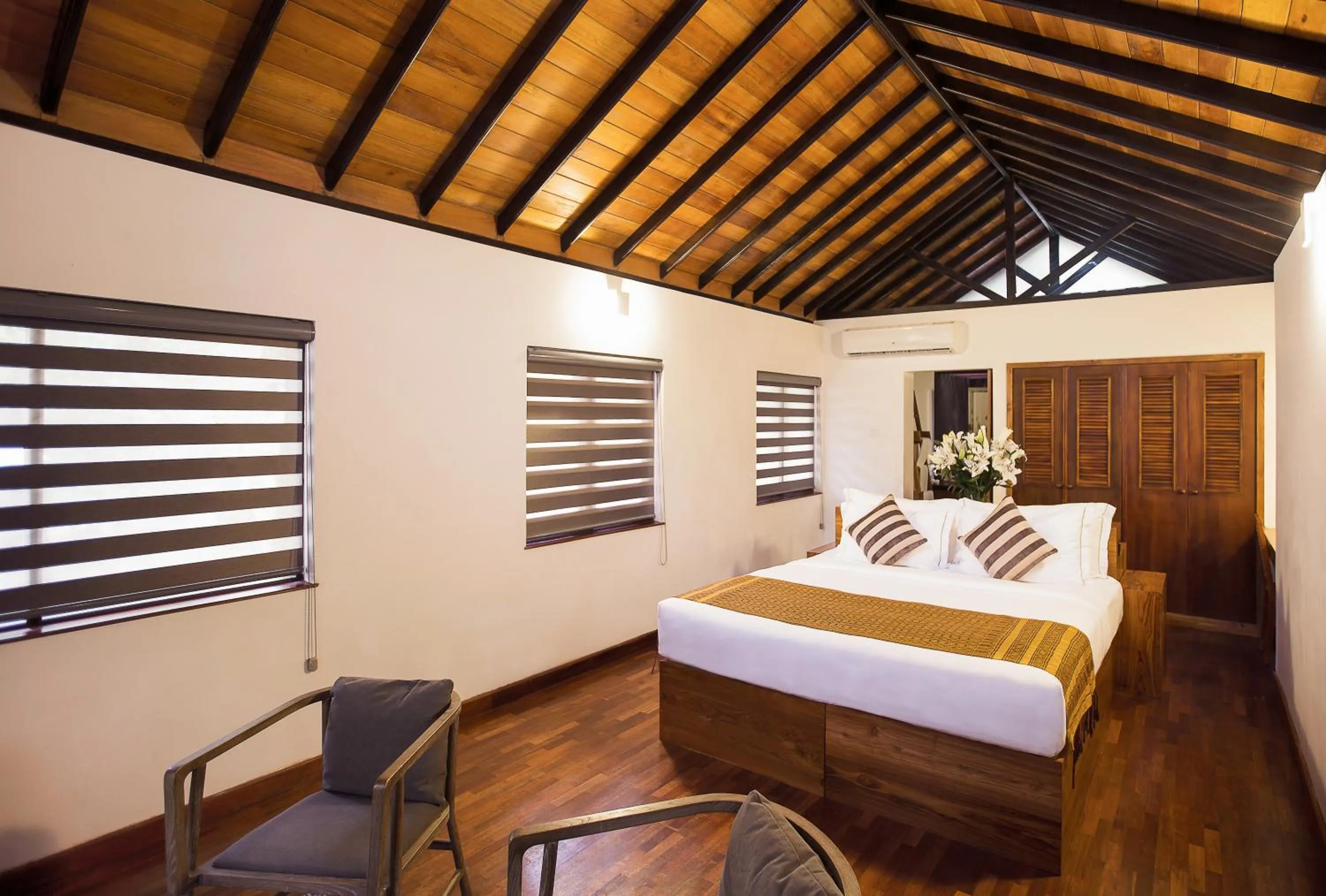 Bedroom, Bed in The Deer Park Hotel