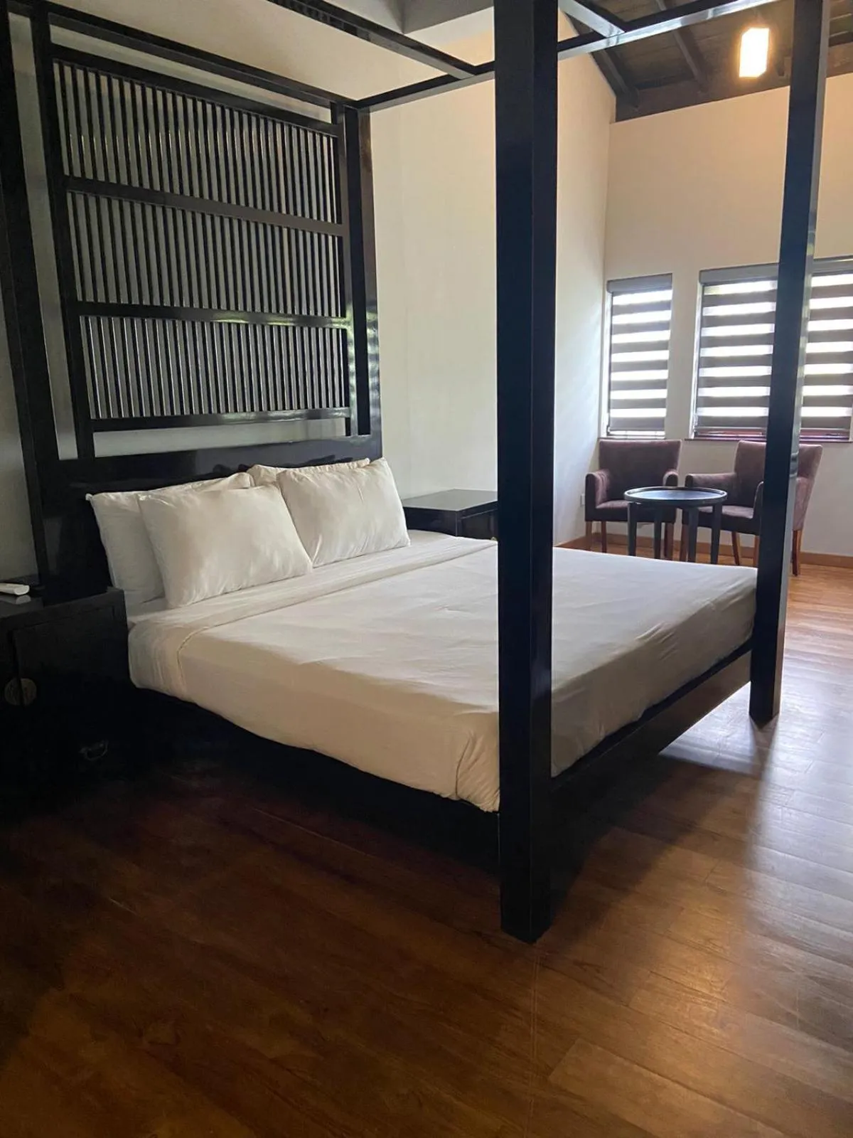 Bedroom, Bed in The Deer Park Hotel