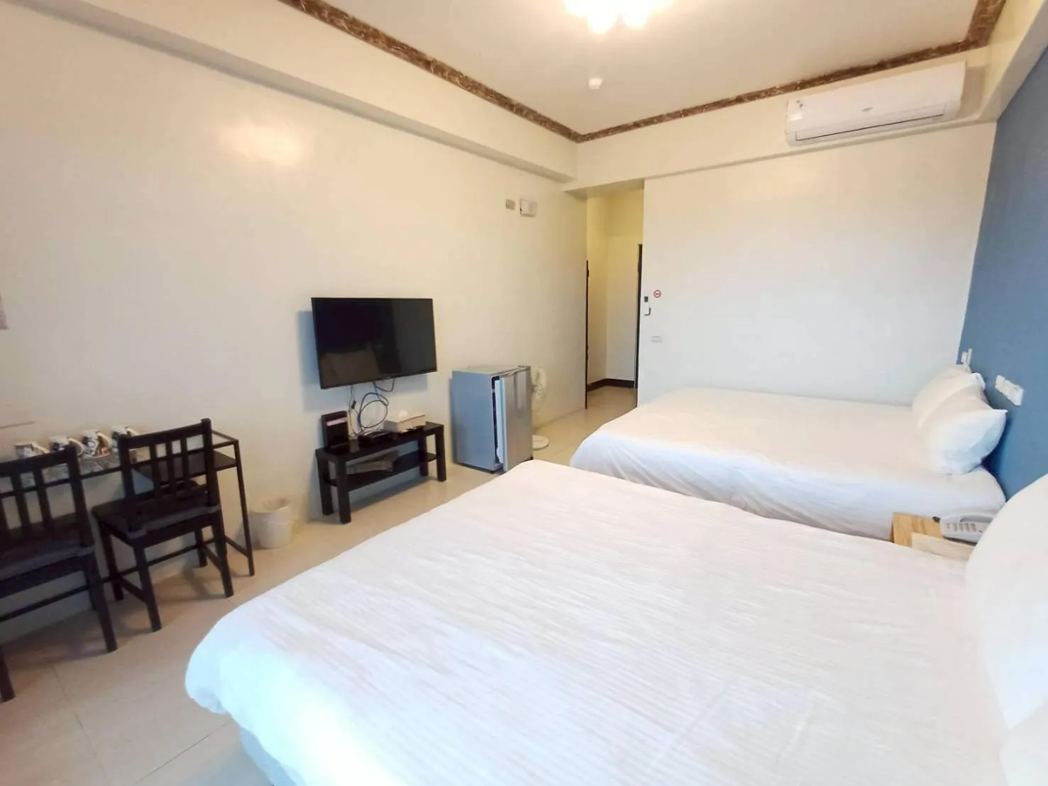 People, Bed in 墾丁秋莊會館 附限量停車位 不保證有位置 無法事先預留 背包房無車位 預訂後記得加Line聯繫