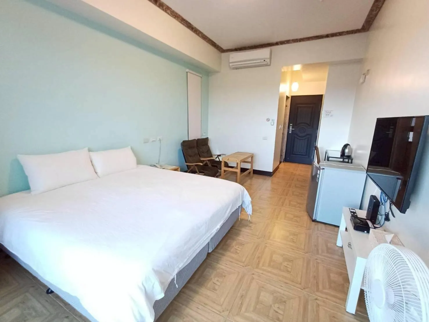 People, Bed in 墾丁秋莊會館 附限量停車位 不保證有位置 無法事先預留 背包房無車位 預訂後記得加Line聯繫