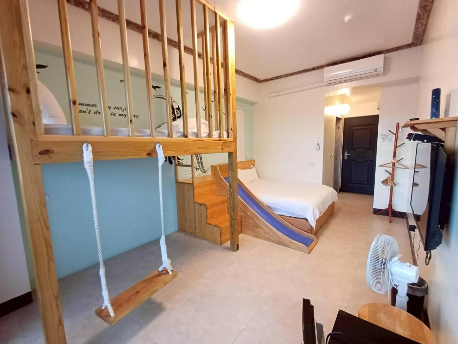 People, Bed in 墾丁秋莊會館 附限量停車位 不保證有位置 無法事先預留 背包房無車位 預訂後記得加Line聯繫