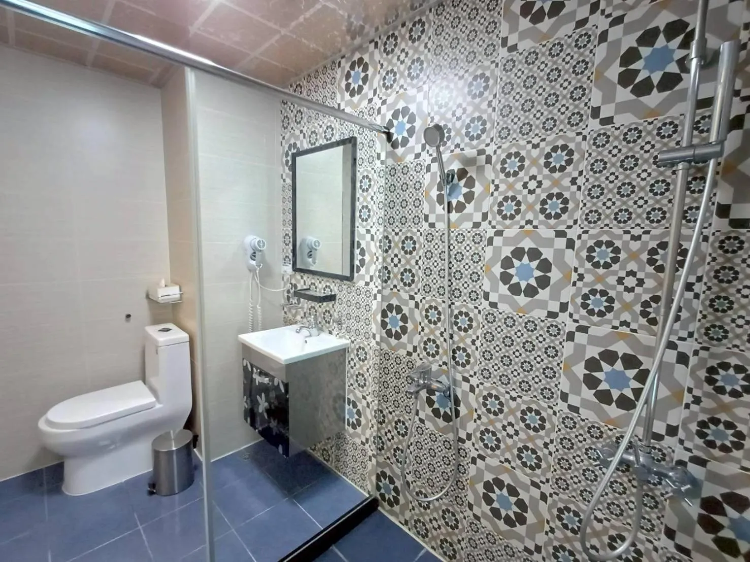 People in 墾丁秋莊會館 附限量停車位 不保證有位置 無法事先預留 背包房無車位 預訂後記得加Line聯繫