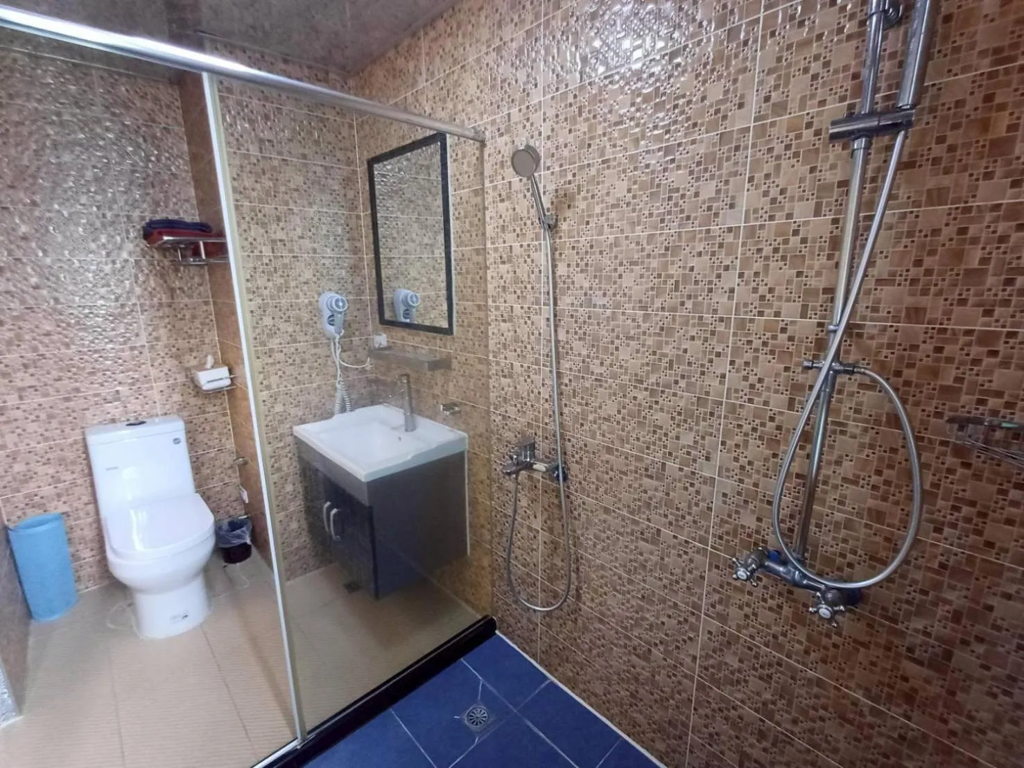 People in 墾丁秋莊會館 附限量停車位 不保證有位置 無法事先預留 背包房無車位 預訂後記得加Line聯繫