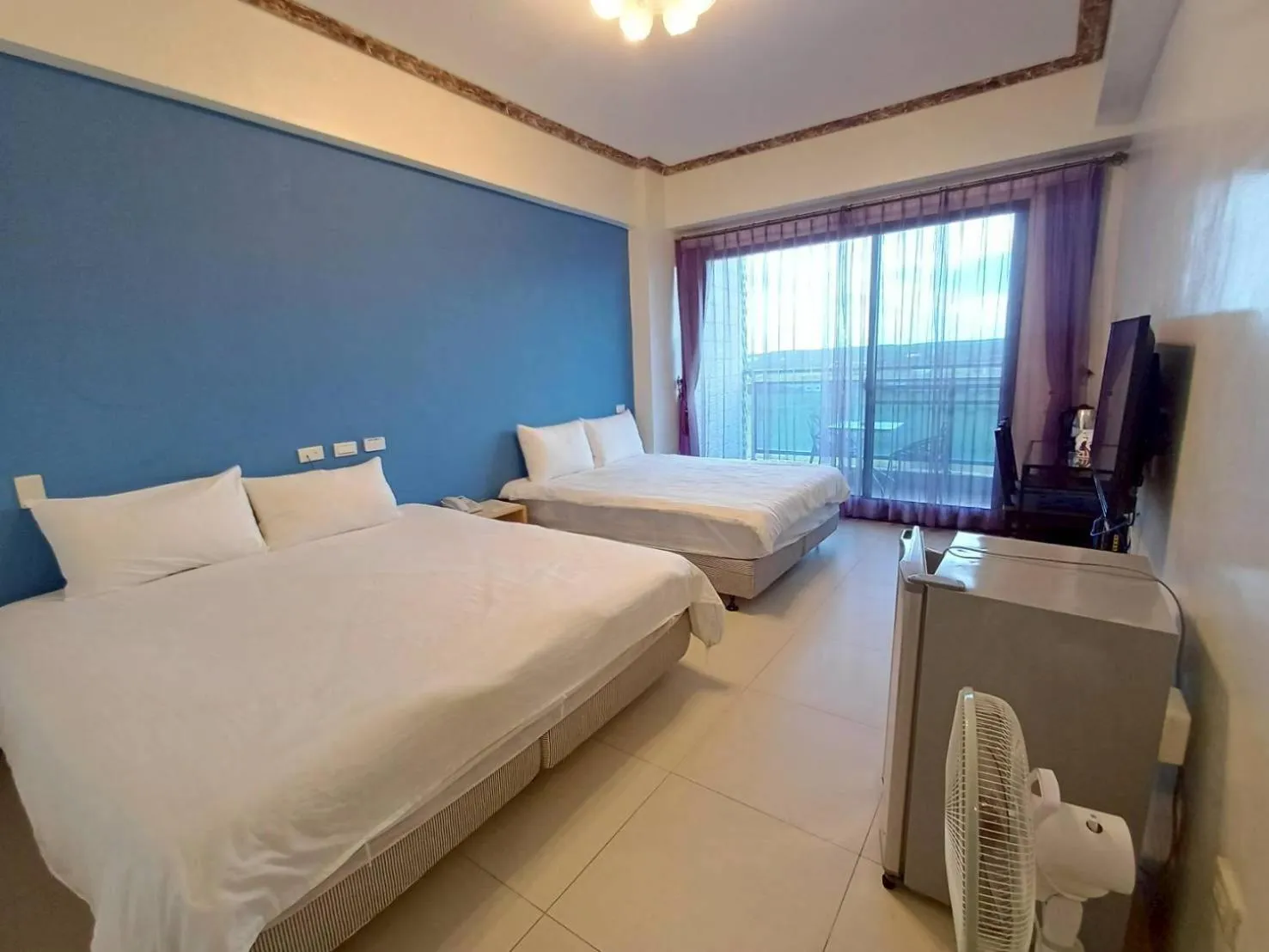 People, Bed in 墾丁秋莊會館 附限量停車位 不保證有位置 無法事先預留 背包房無車位 預訂後記得加Line聯繫