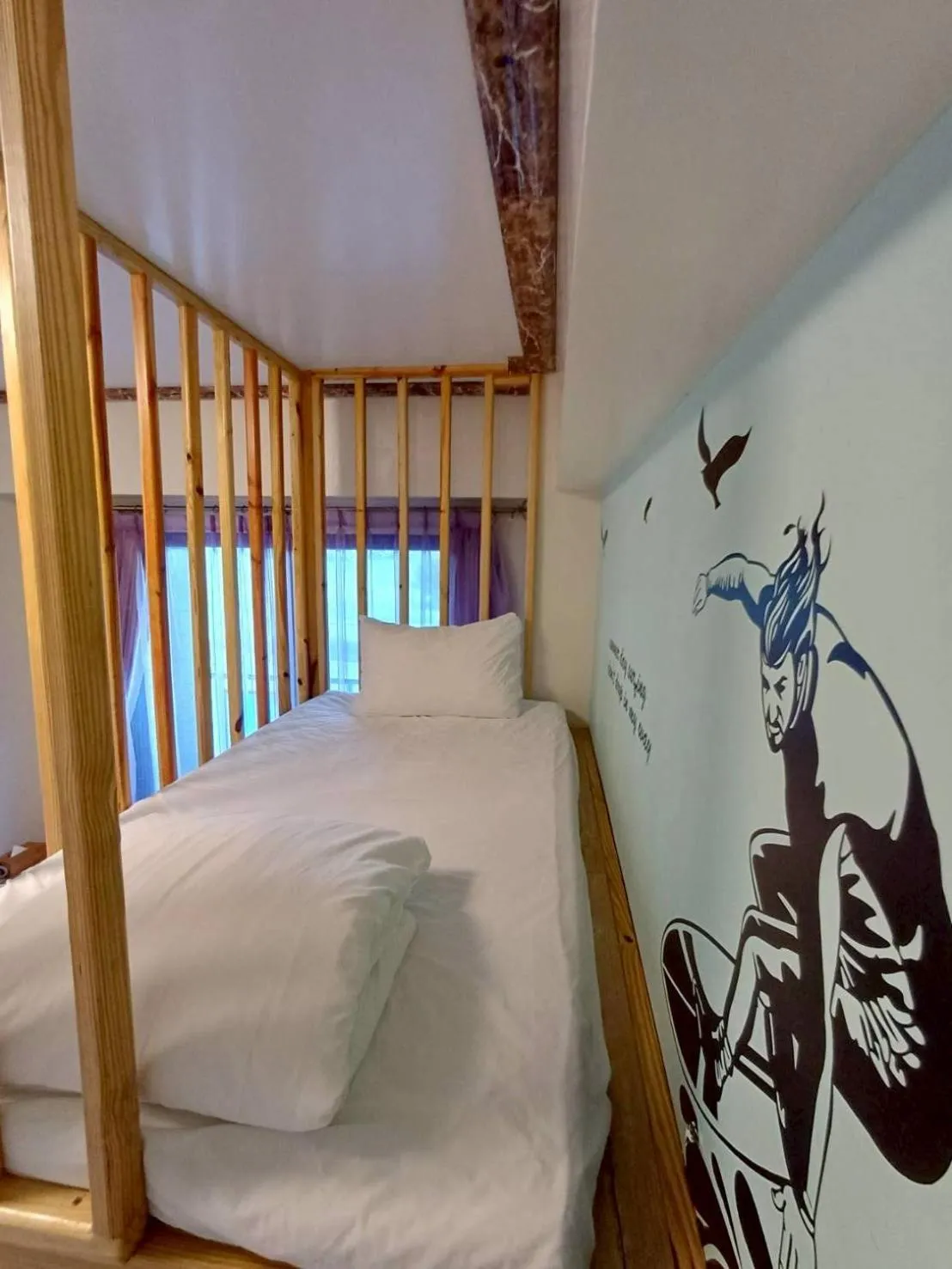 People, Bed in 墾丁秋莊會館 附限量停車位 不保證有位置 無法事先預留 背包房無車位 預訂後記得加Line聯繫