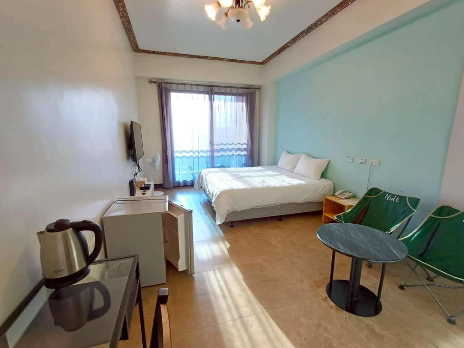 People, Bed in 墾丁秋莊會館 附限量停車位 不保證有位置 無法事先預留 背包房無車位 預訂後記得加Line聯繫