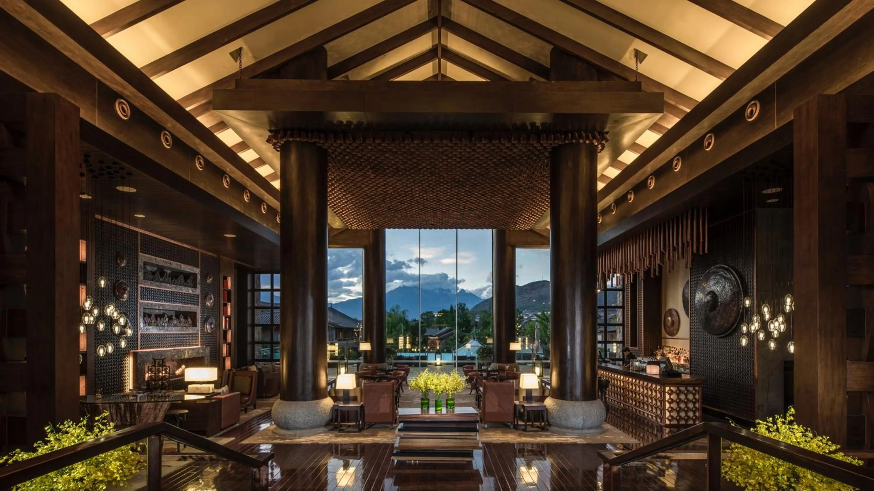 Lounge or bar in InterContinental Lijiang Ancient Town Resort by IHG