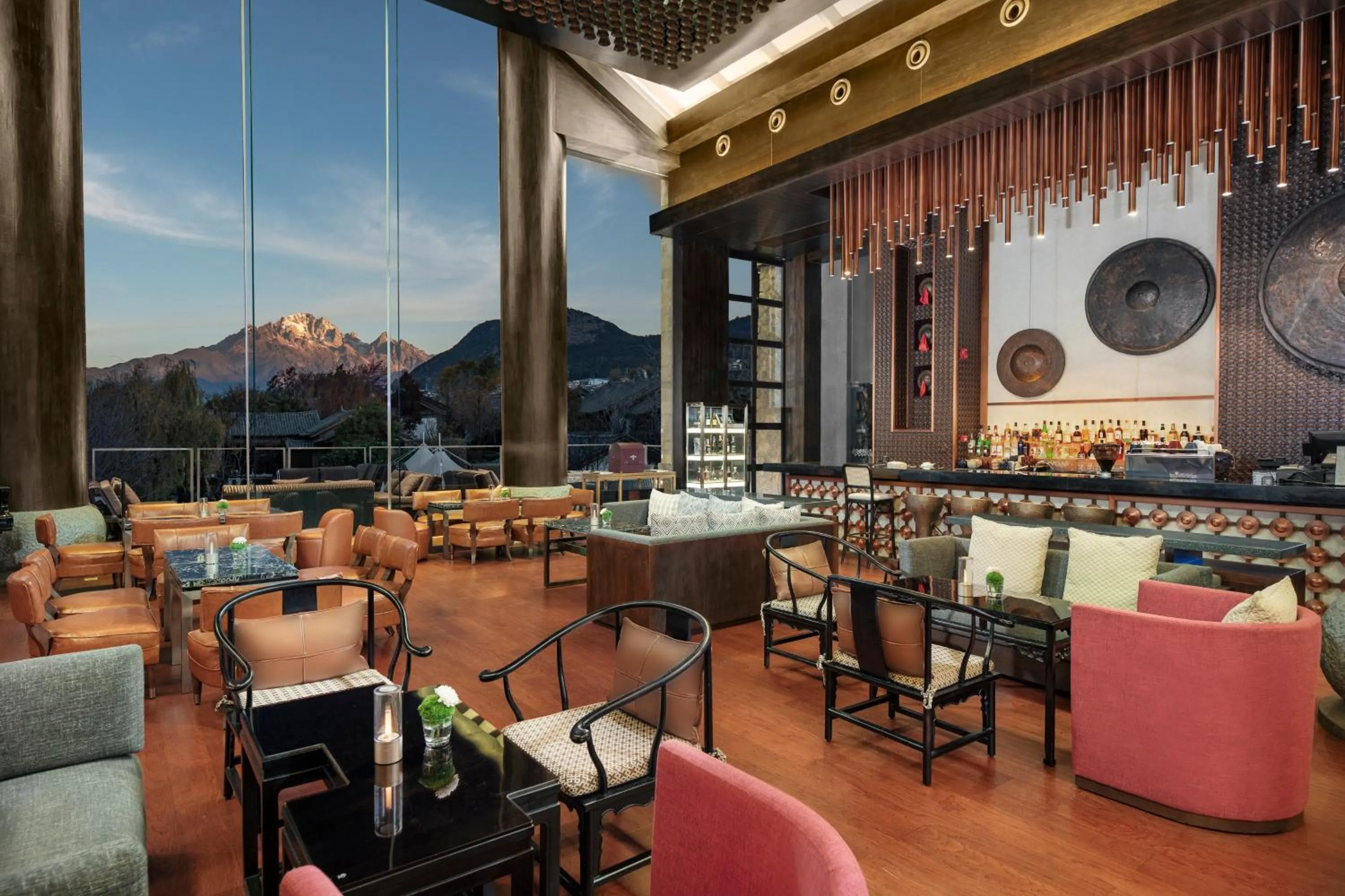 Lounge or bar in InterContinental Lijiang Ancient Town Resort by IHG
