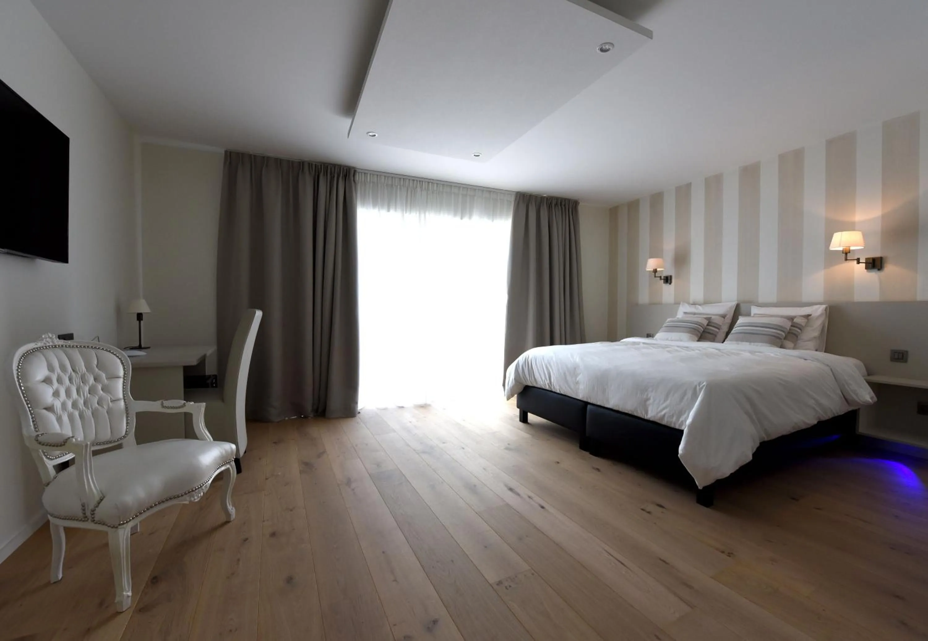 Property building, Bed in Le 24 Hotel