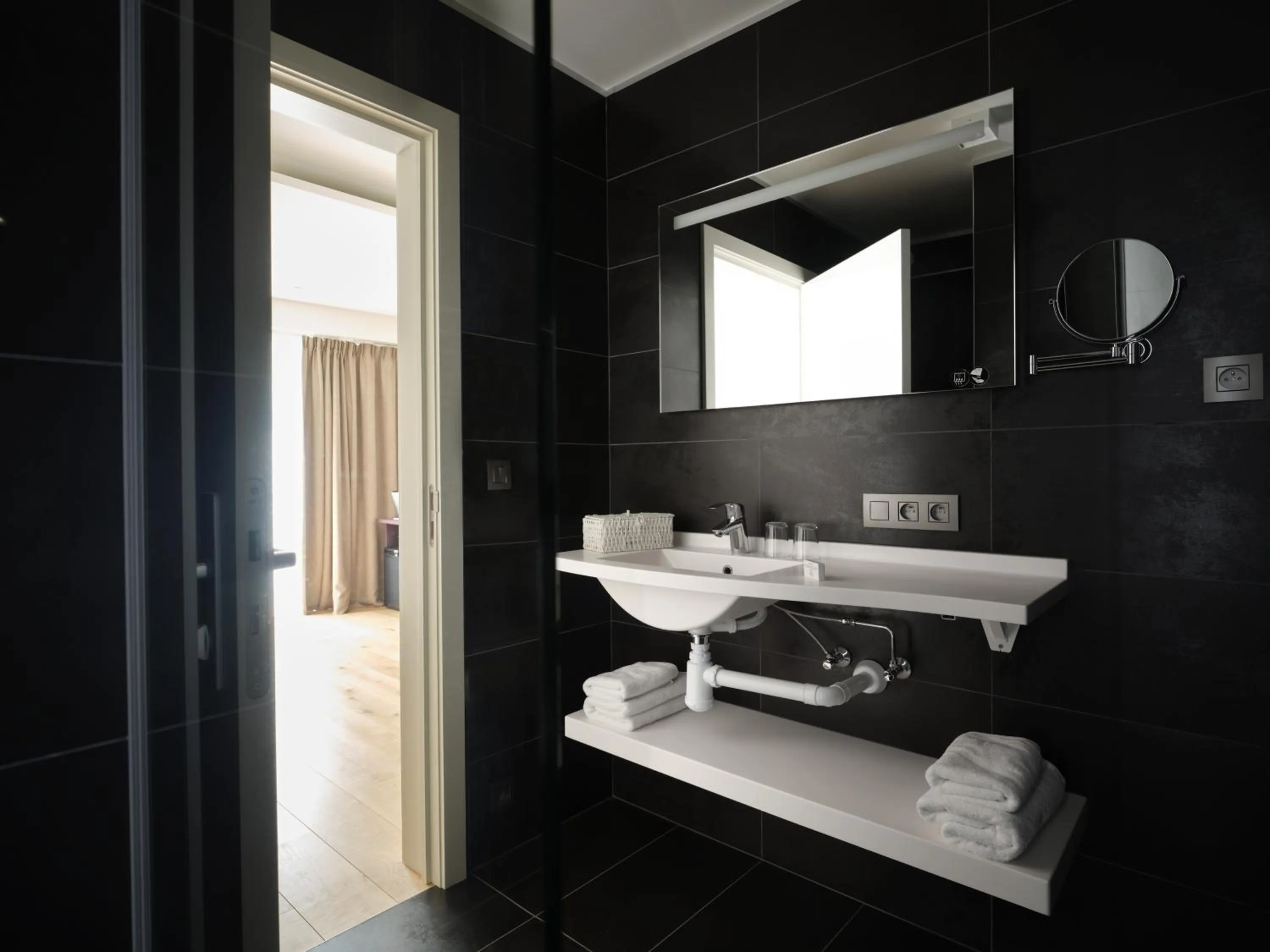 Bathroom in Le 24 Hotel