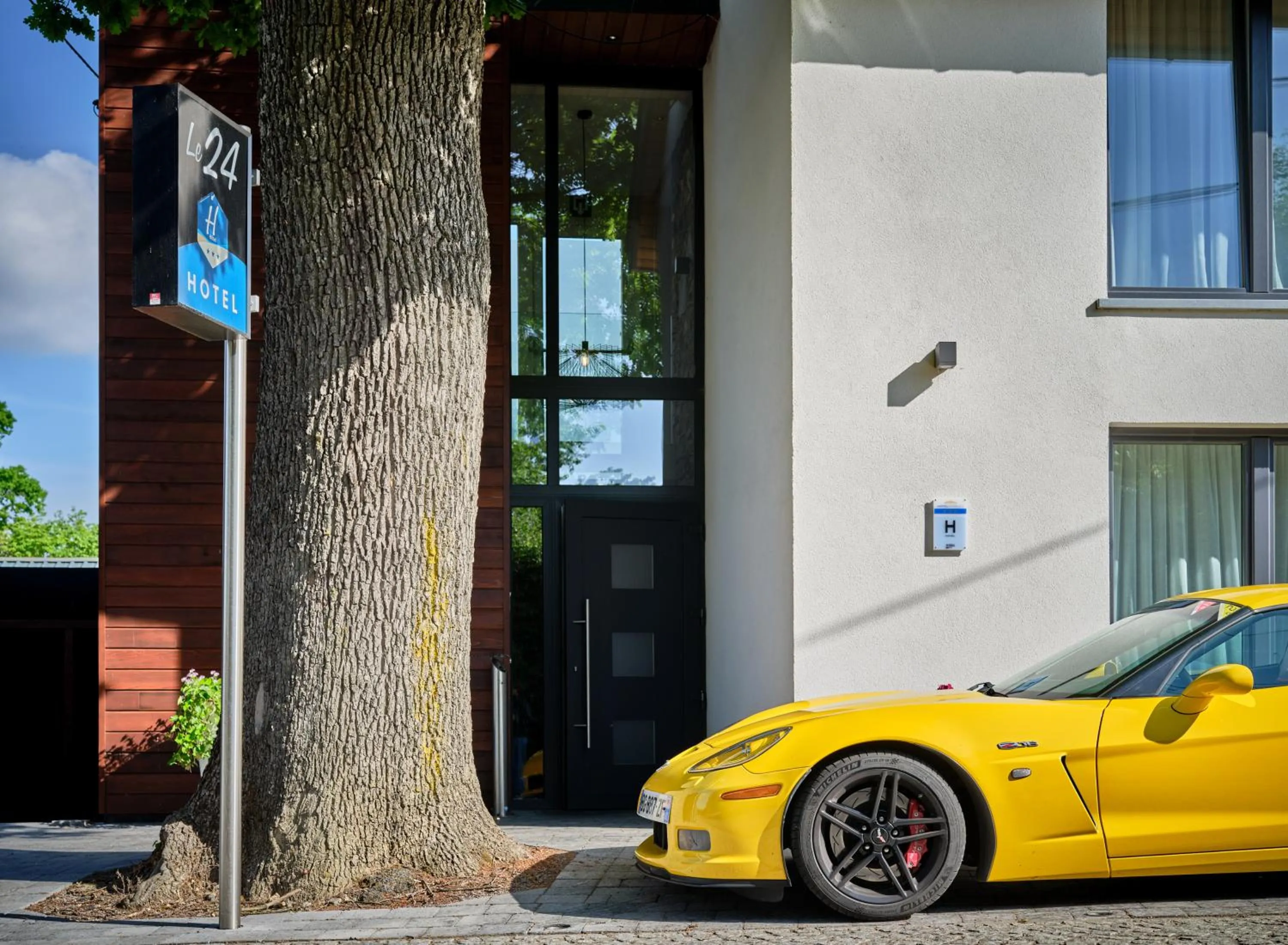 Facade/entrance in Le 24 Hotel