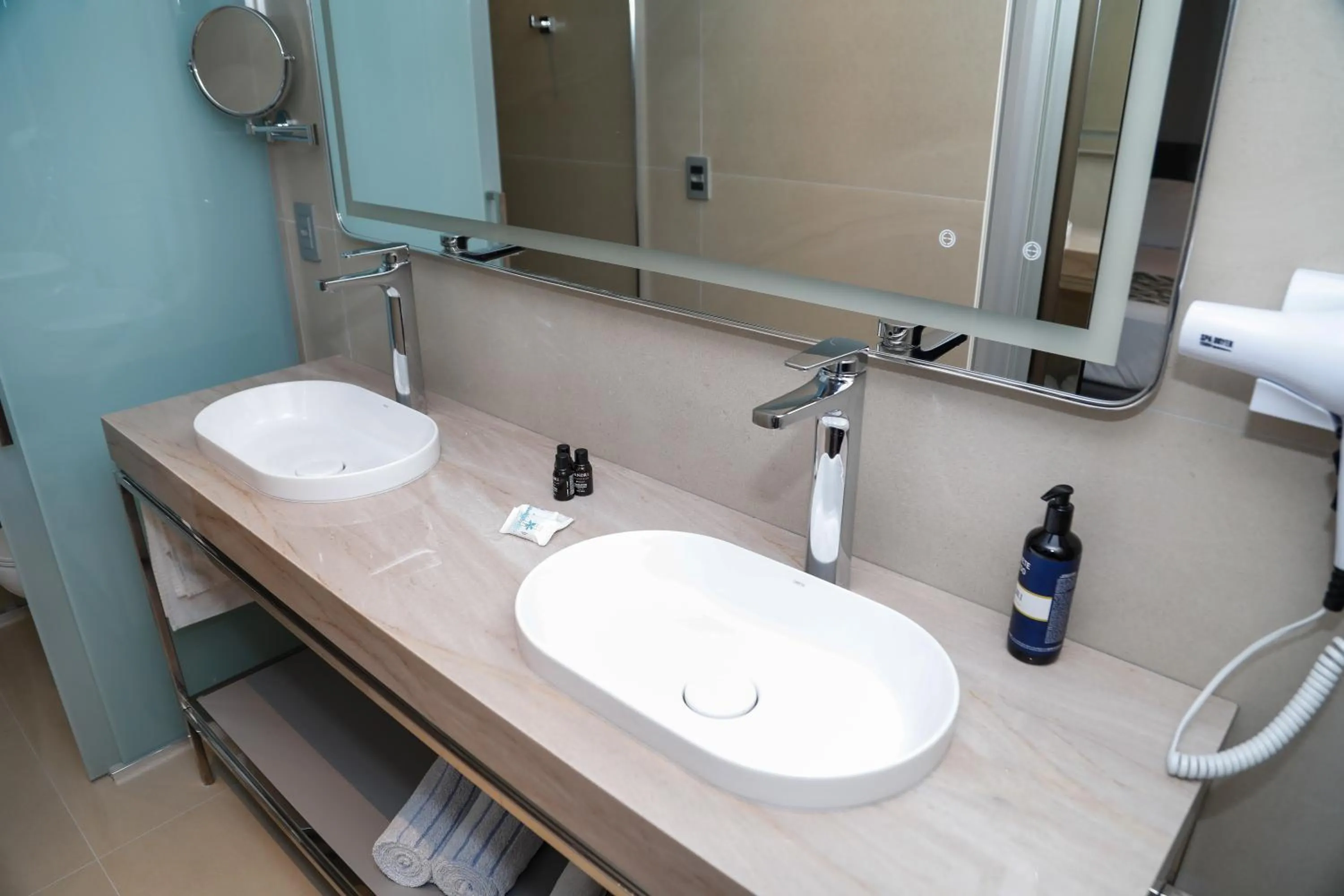 Bathroom in Sandri City Hotel