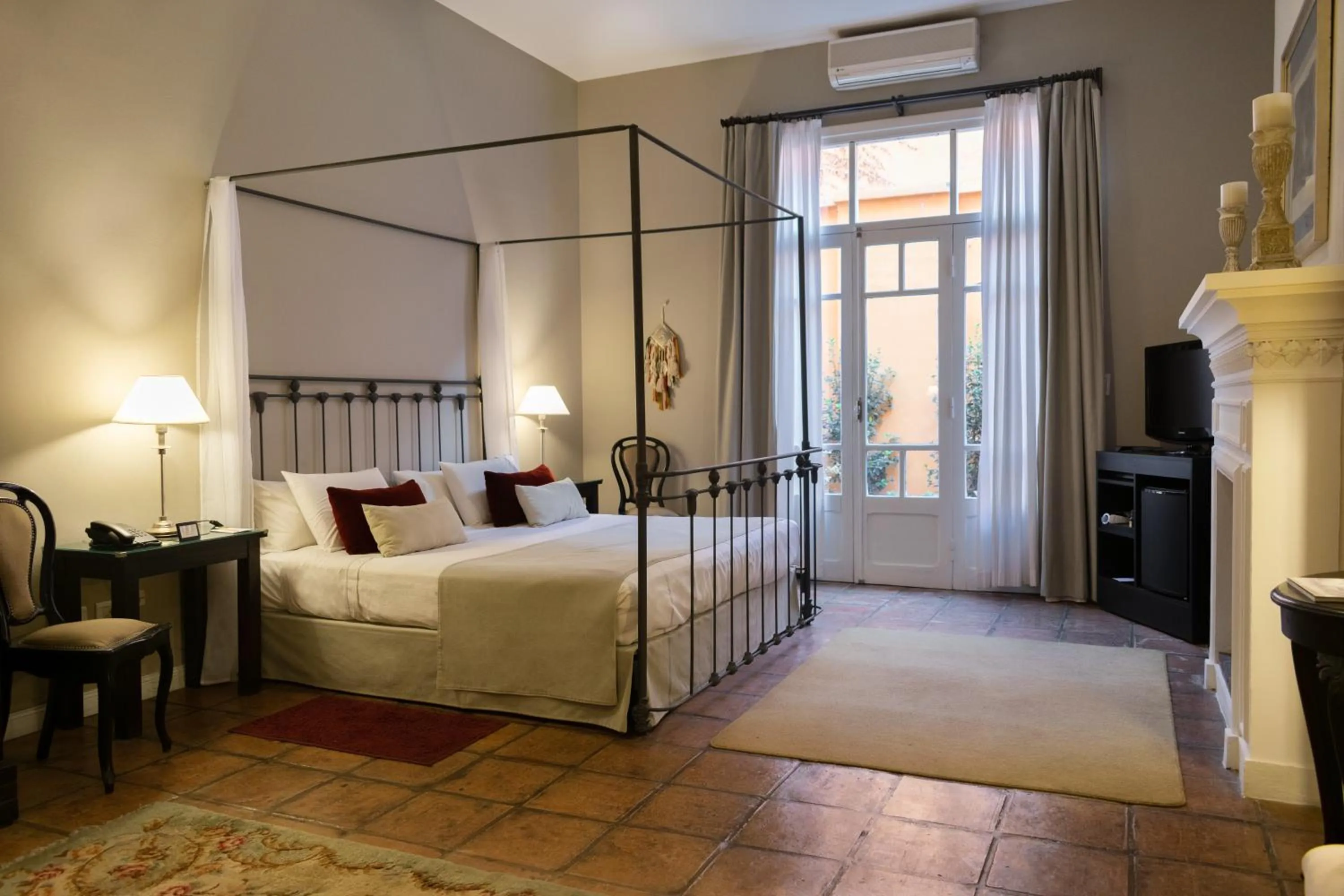 bunk bed, Bed in Legado Mitico Salta Hotel Boutique