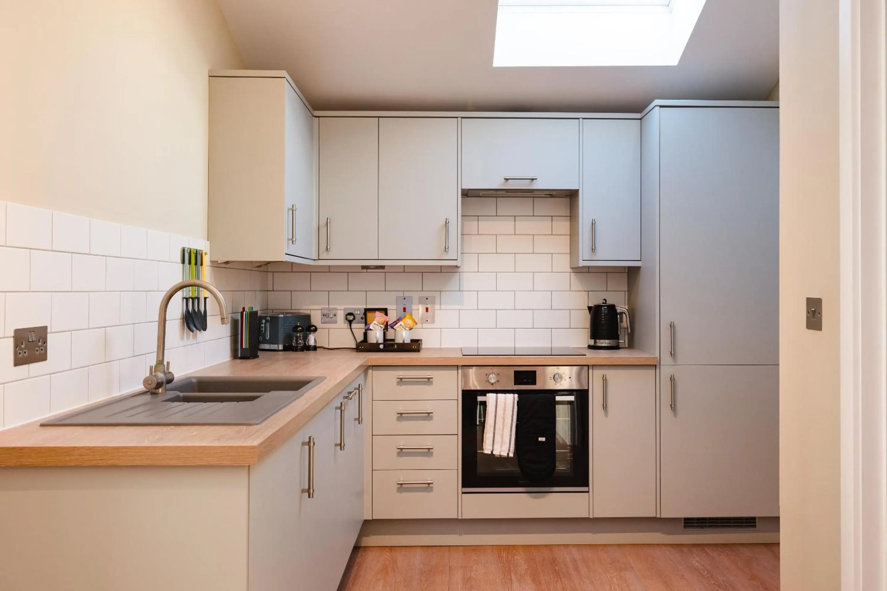Kitchen or kitchenette in Crown Lodge Hotel