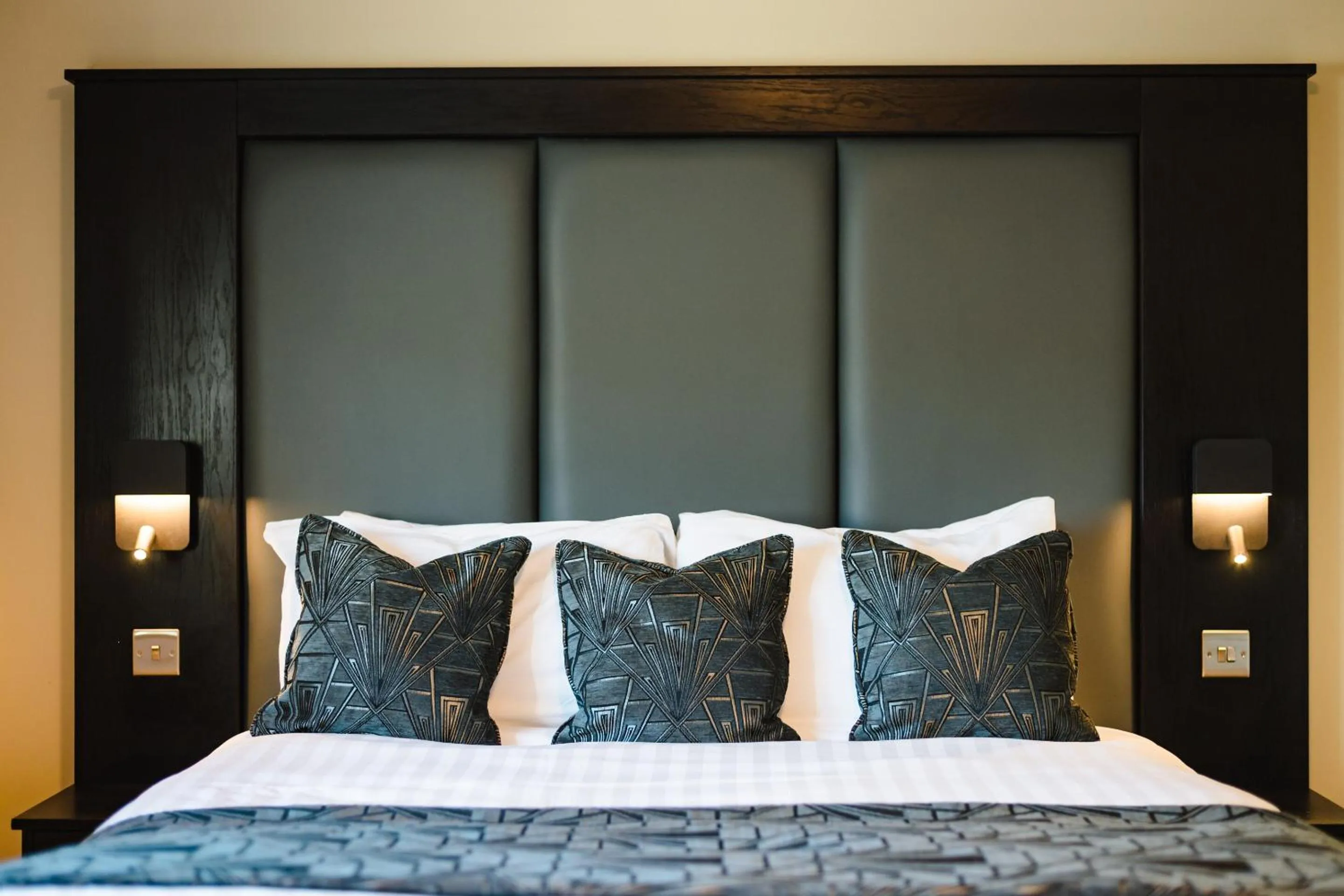 Bedroom, Bed in Crown Lodge Hotel