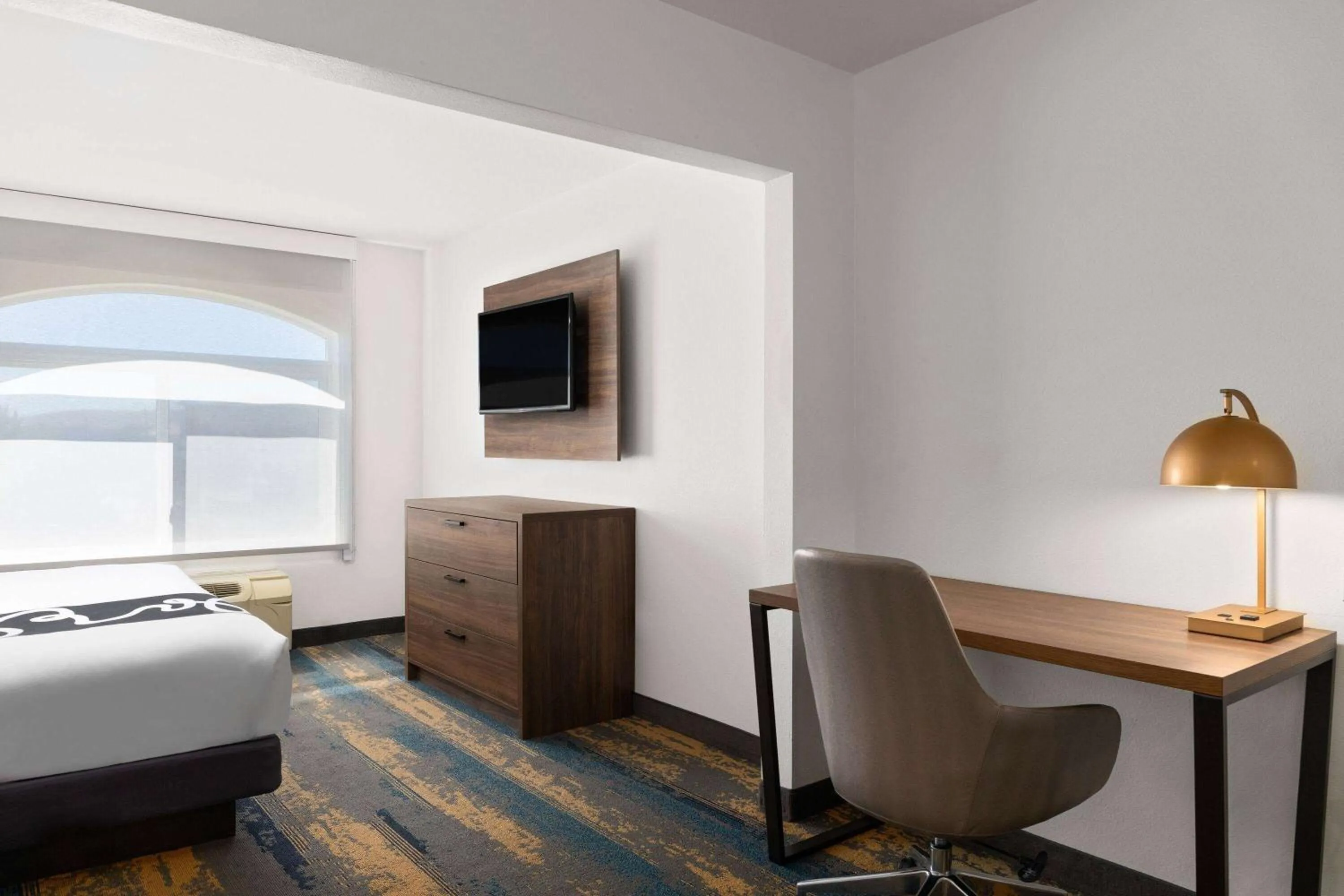 Photo of the whole room, Bed in La Quinta by Wyndham Kennewick