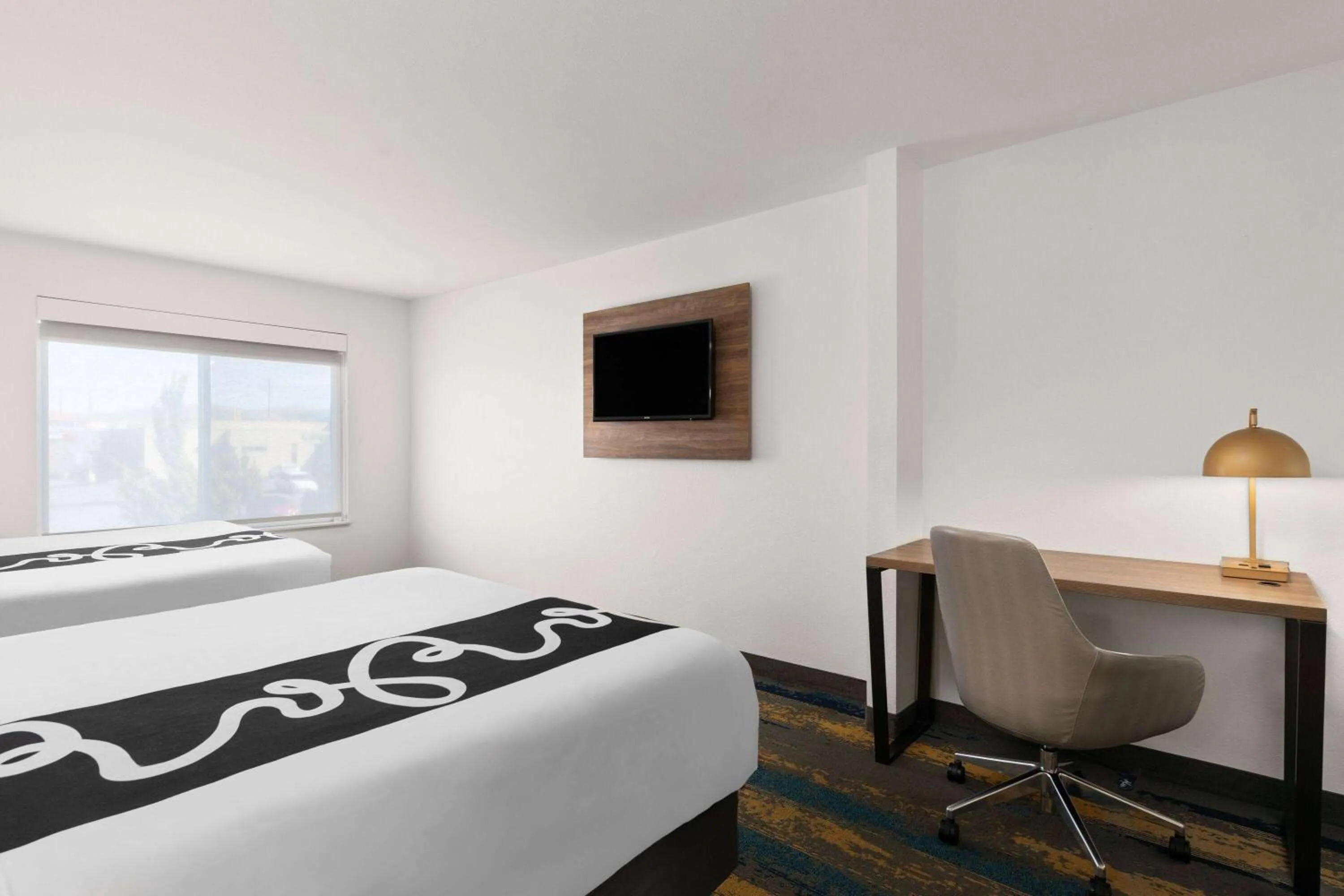 Photo of the whole room, Bed in La Quinta by Wyndham Kennewick