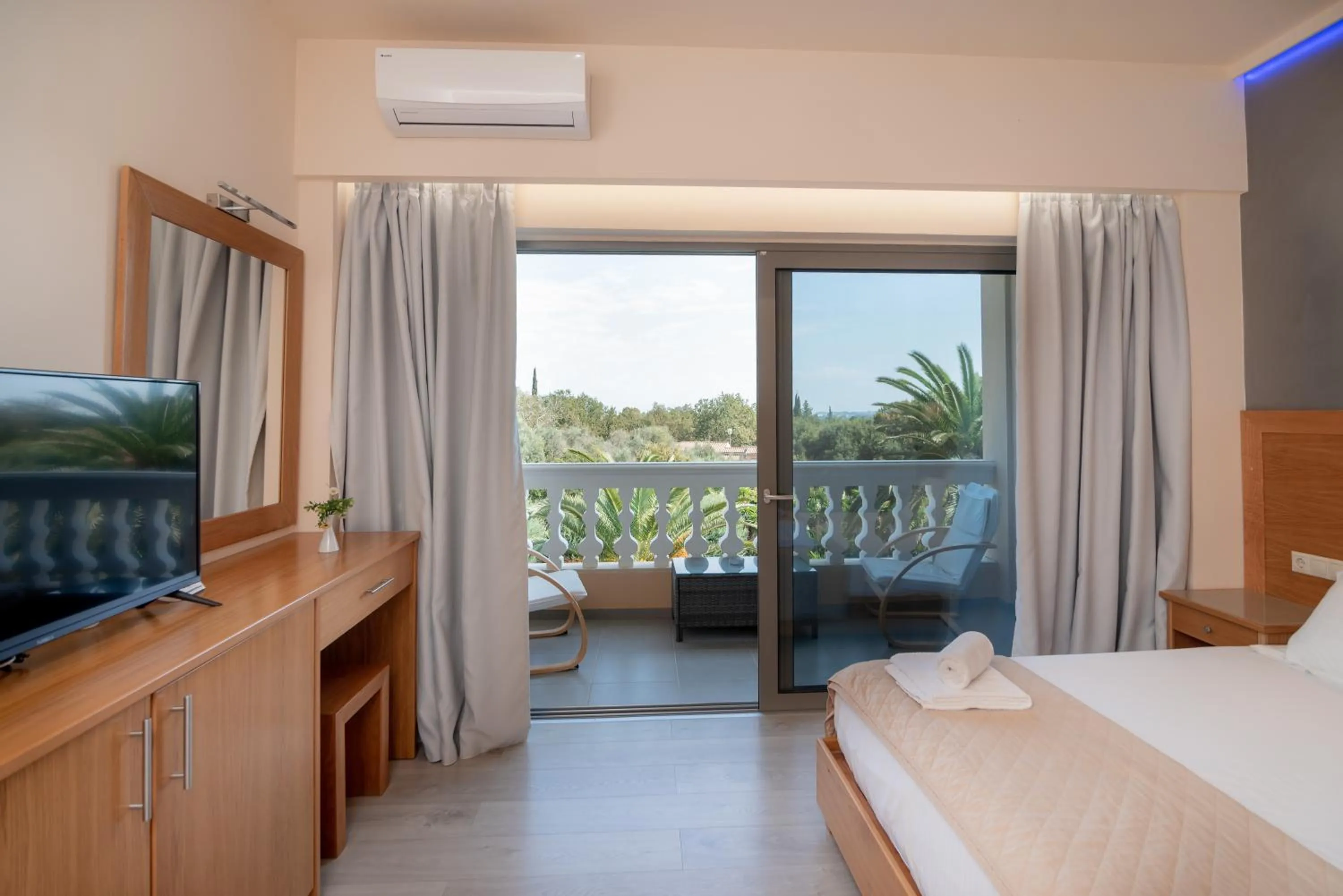 Property building, Bed in Fiori Hotel