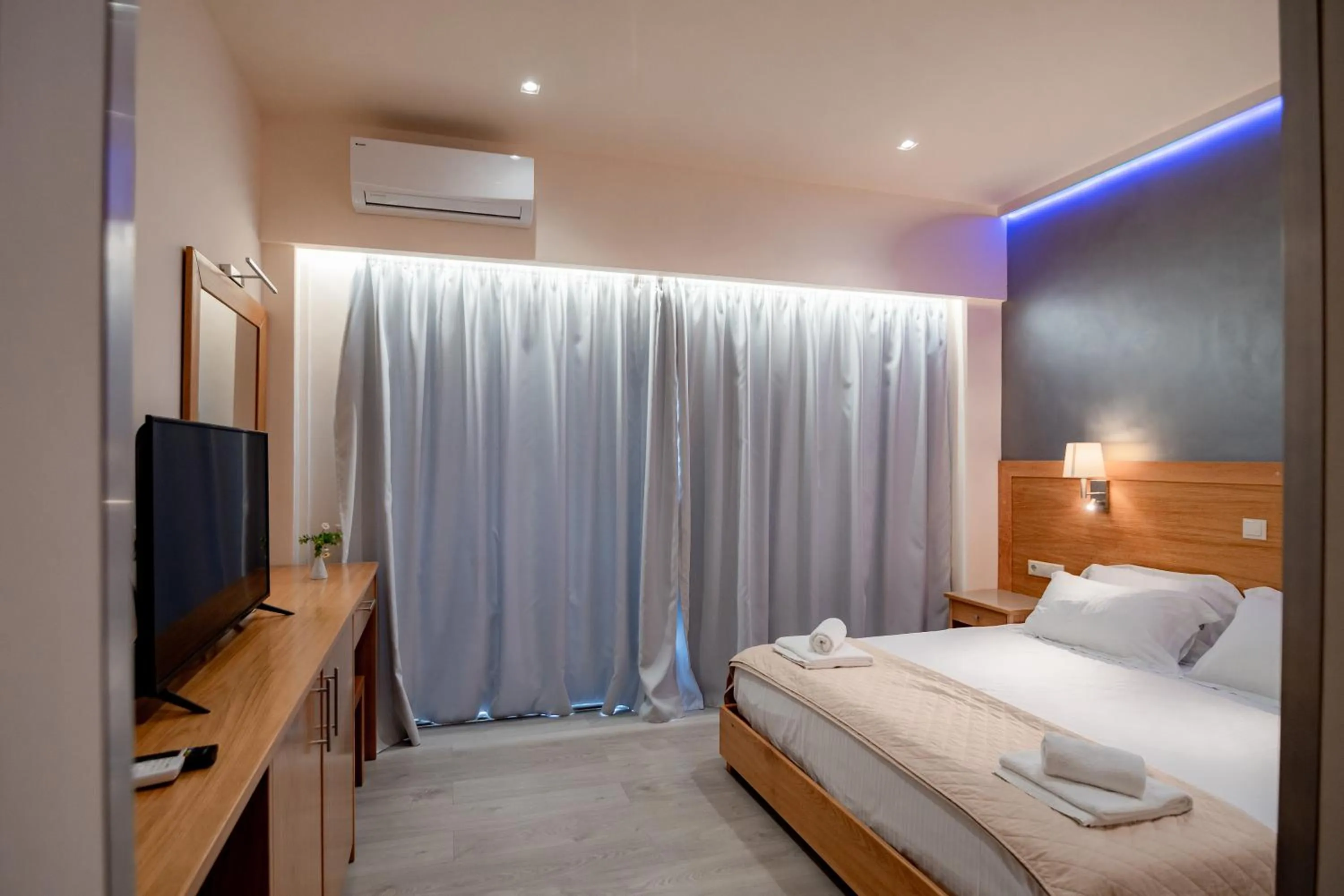 Property building, Bed in Fiori Hotel