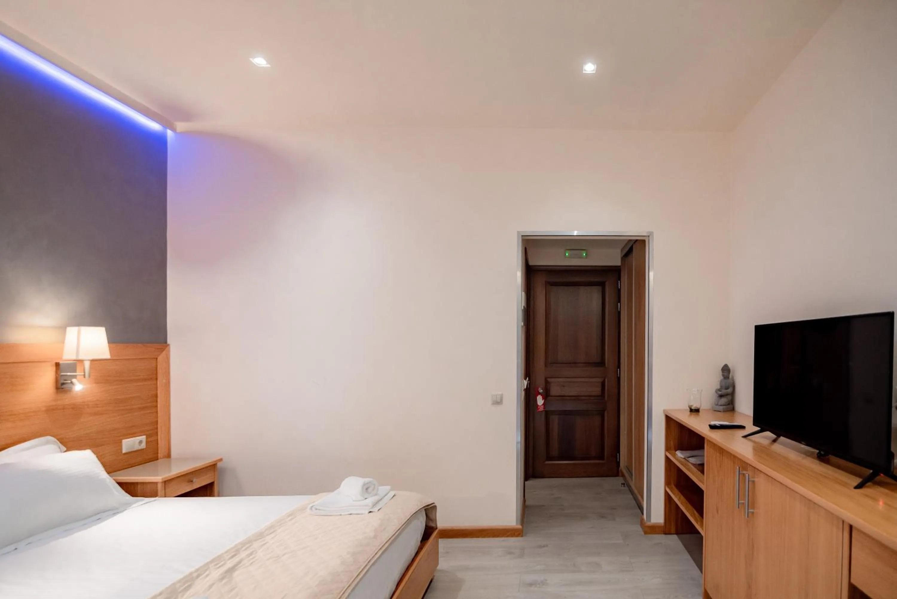 Property building, Bed in Fiori Hotel